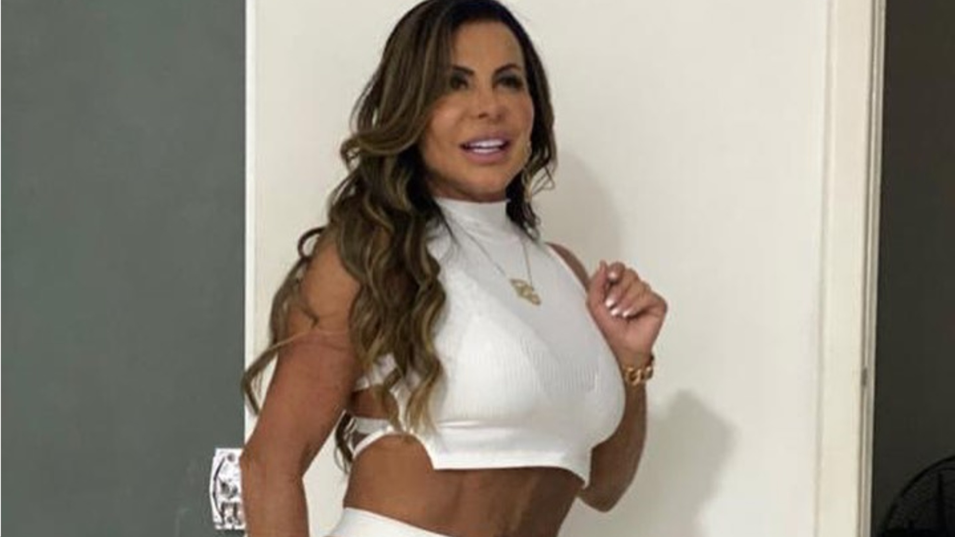 Gretchen dispensa calcinha em look branco aberto e arrasa: ”Que mulher linda”