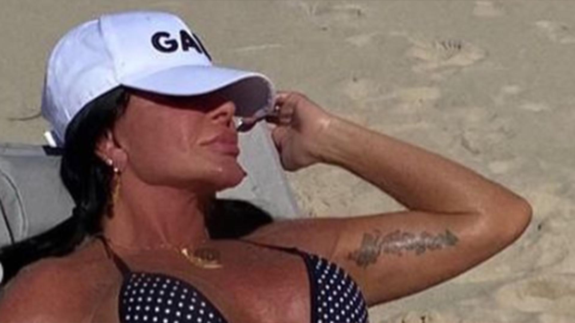 Gretchen exibe corpão sarado em dia na praia