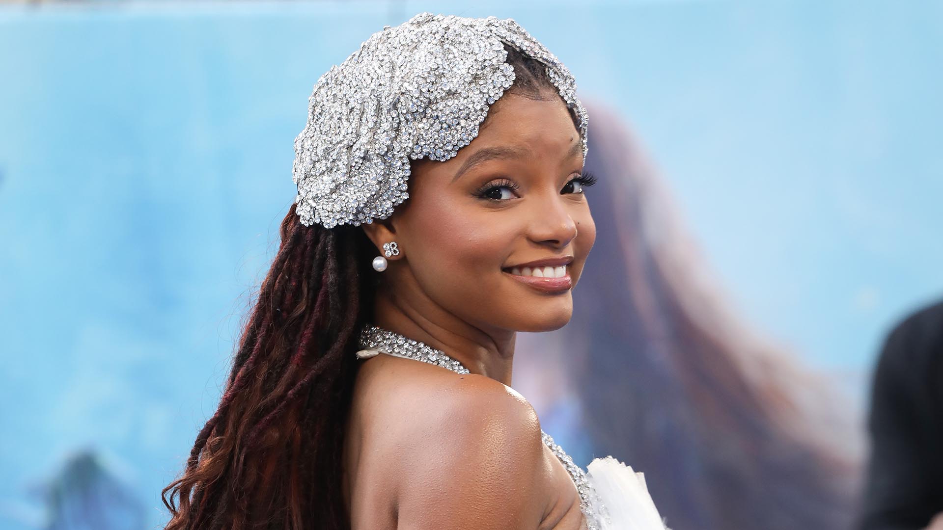 Estrela de A Pequena Sereia, Halle Bailey surge poderosa com vestido branco em première