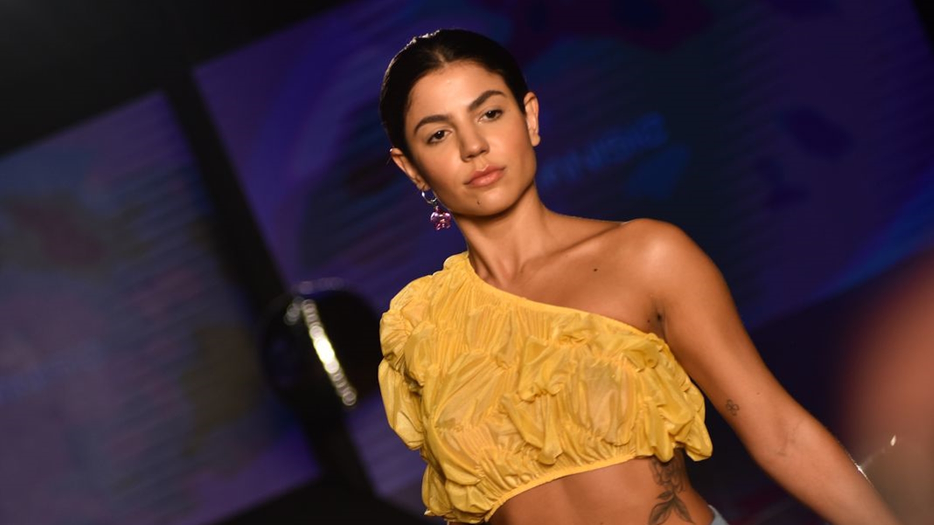 Ex-BBB Hariany Almeida surge em desfile no SPFW: ‘Deu match’