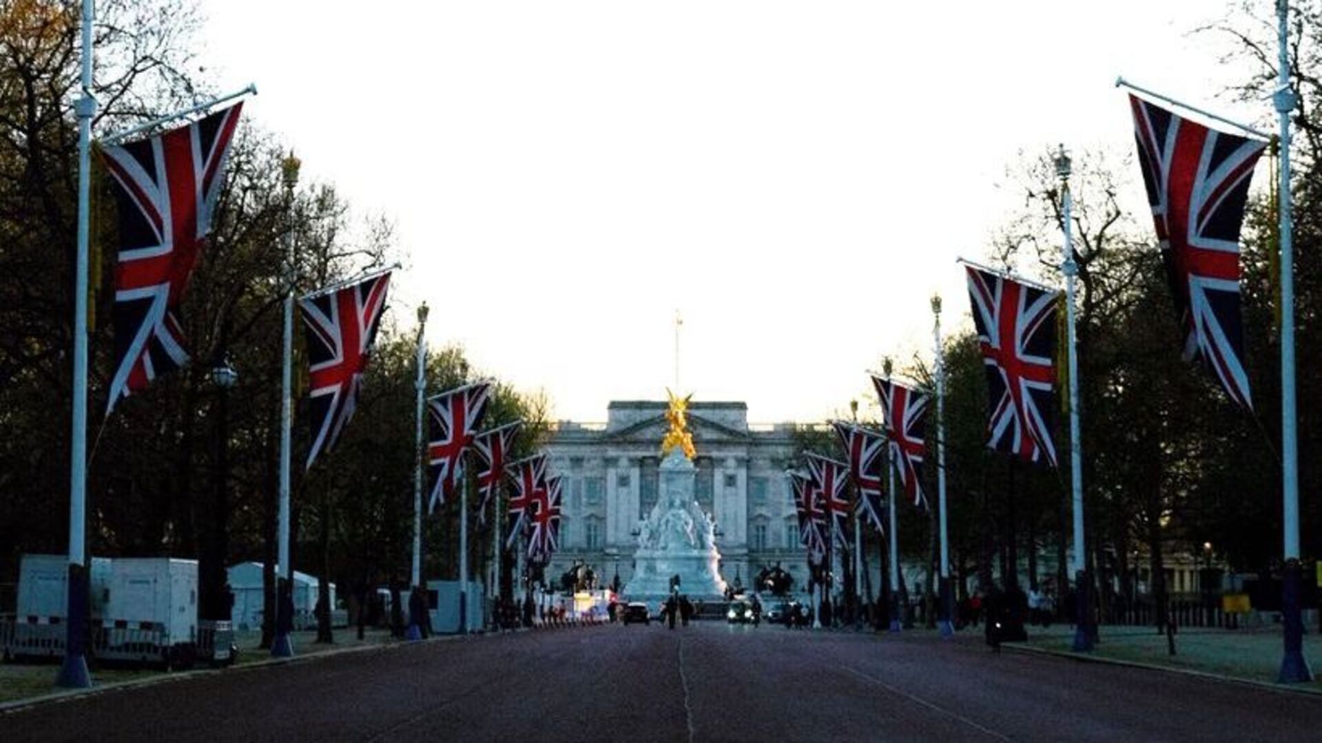 Homem é preso em frente ao Palácio de Buckingham dias antes da coroação de Rei Charles III