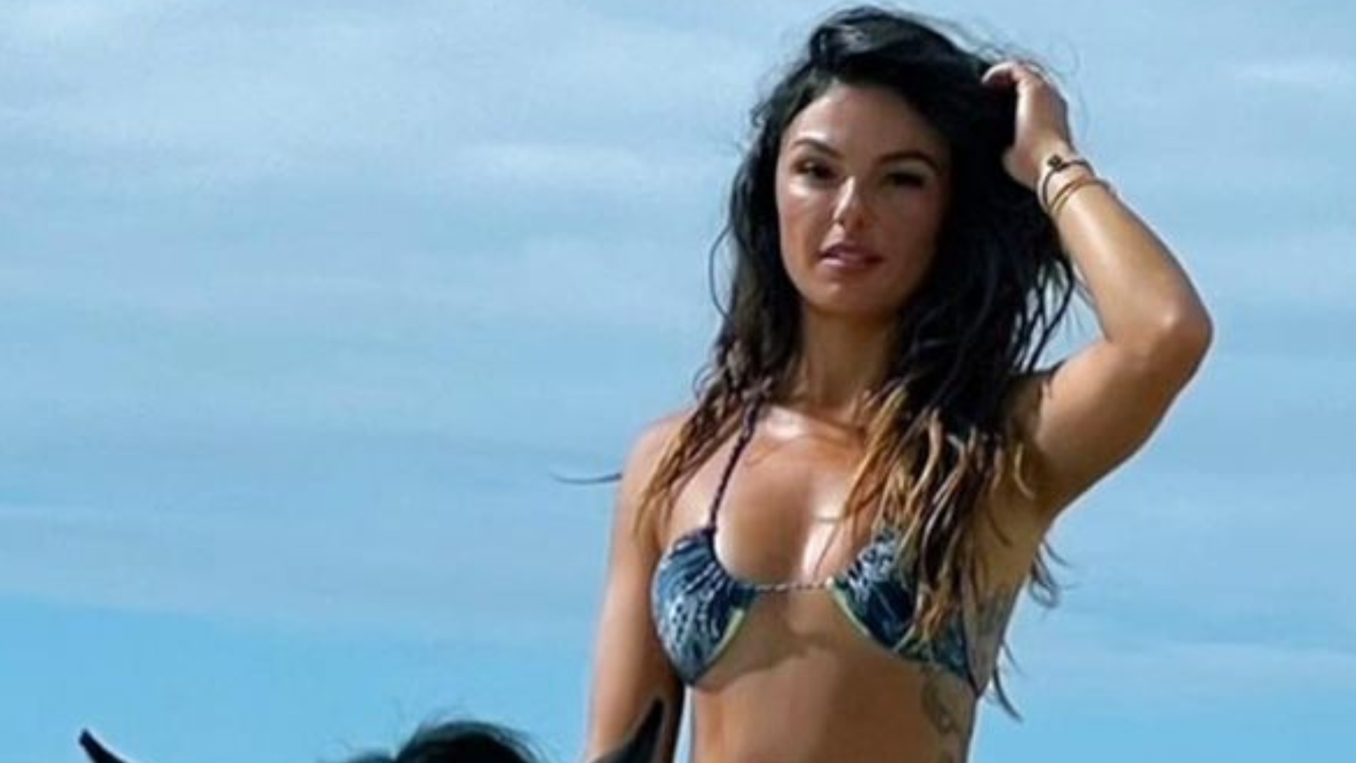 De biquíni, Isis Valverde esbanja beleza natural em cima de cavalo: ‘Perfeita’