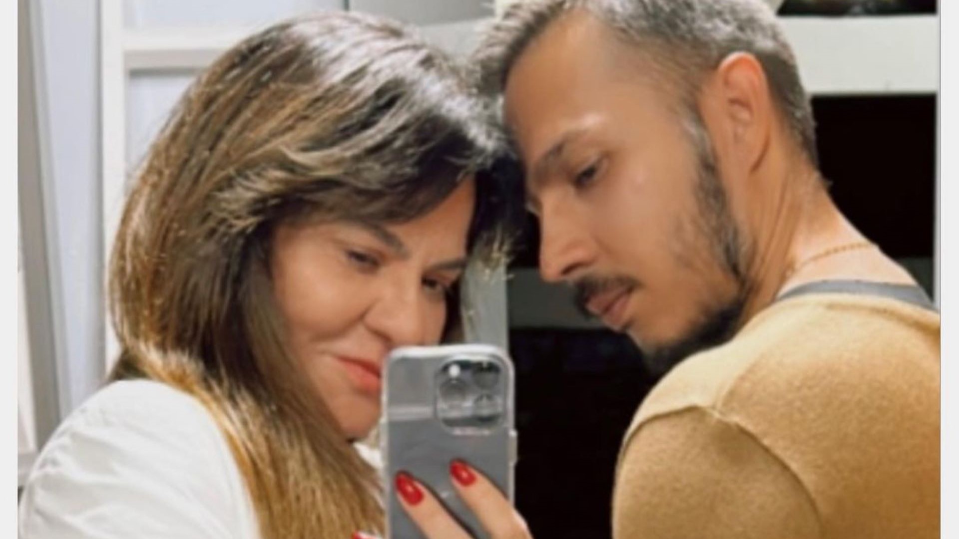 Mãe de Isis Valverde homenageia namorado ao completar 33 anos