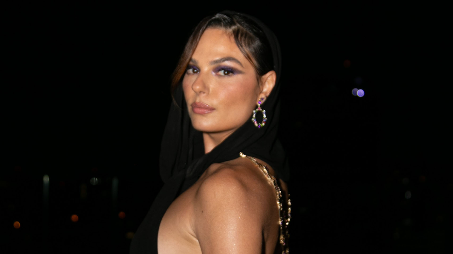 Isis Valverde dispensa o sutiã ao usar look decotado e exibe tatuagem nada discreta