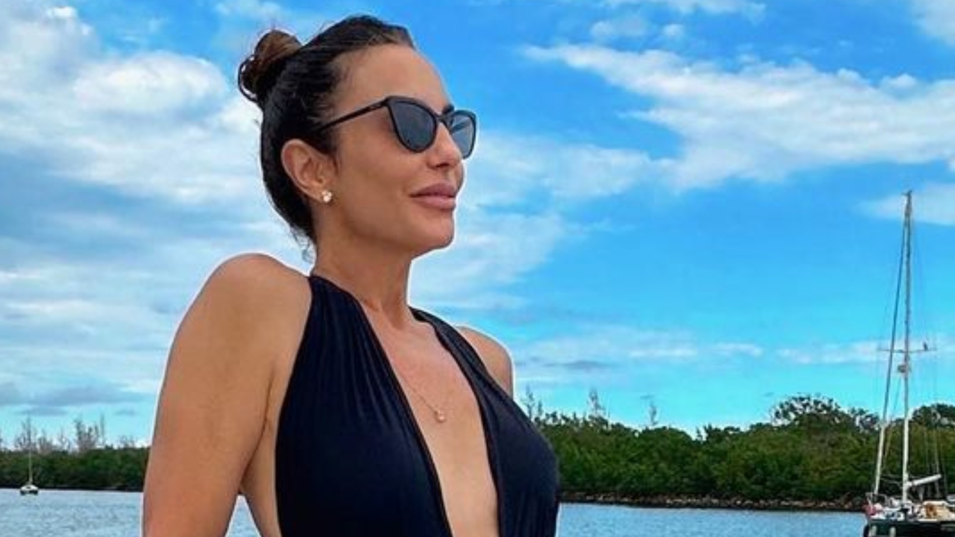 De maiô decotado, Ivete Sangalo choca com corpaço escultural: ”Muito gata”
