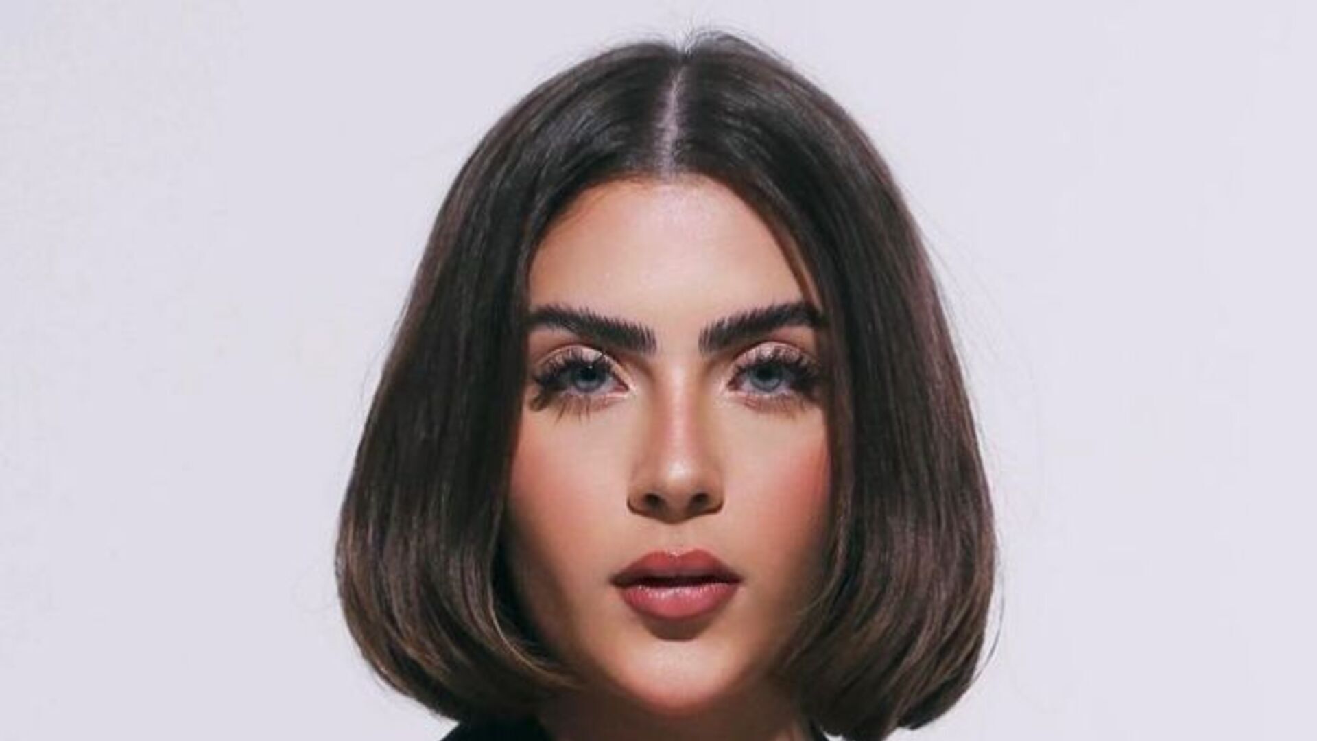 Jade Picon deixa lingerie à mostra em novas fotos e recebe chuva de elogios