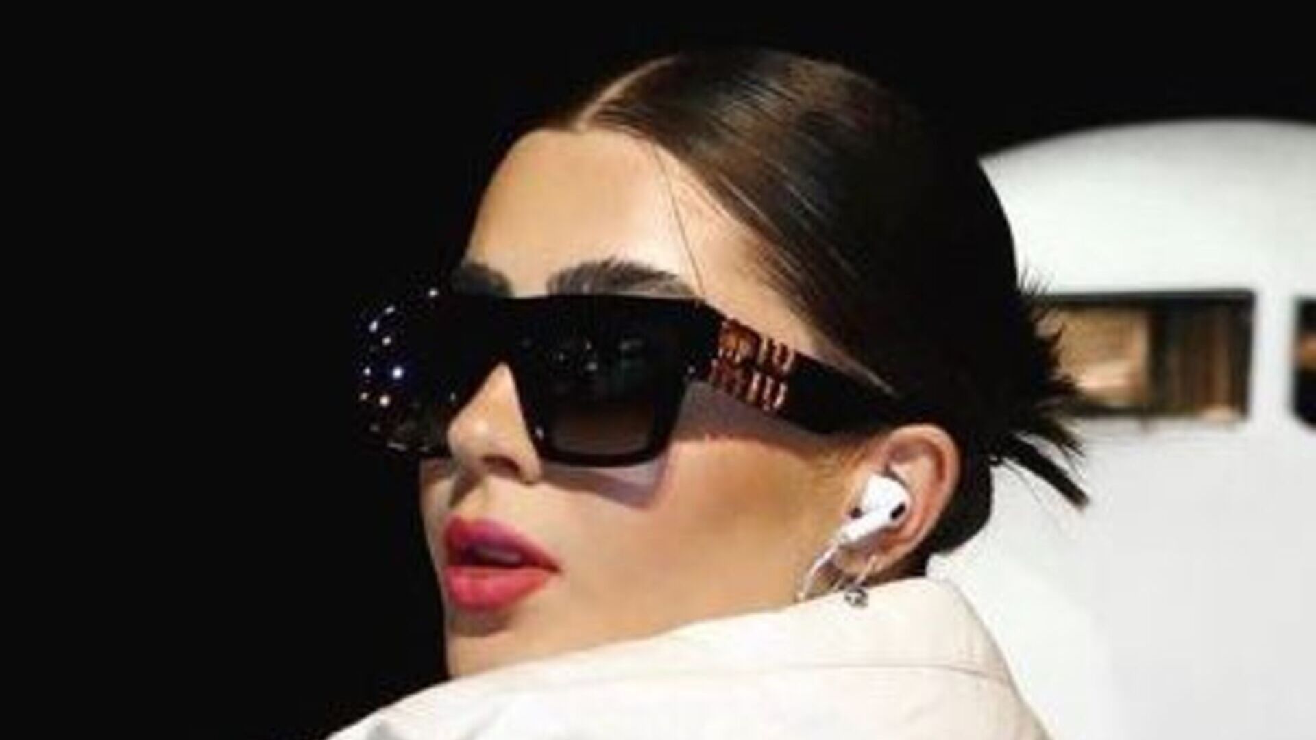 Jade Picon dá show de beleza ao surgir com look estiloso e confortável em aeroporto