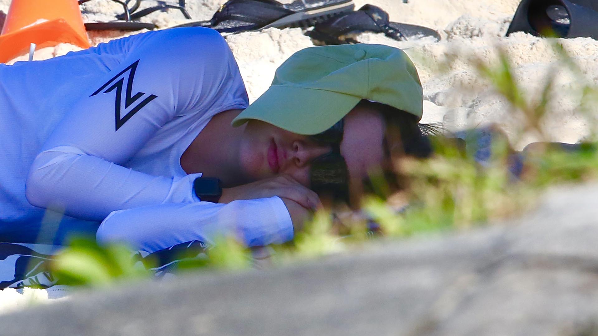 Soneca! Jade Picon aparece descansando na areia da praia após exercício físico