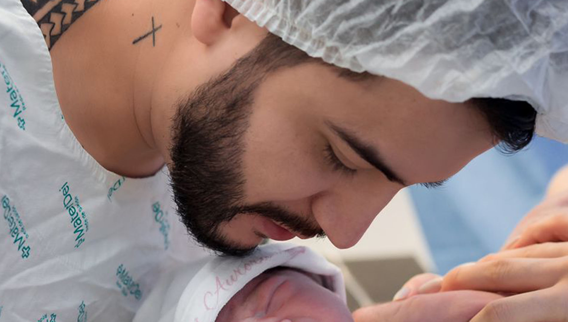Sertanejo Jefferson Moraes apresenta a filha recém-nascida, Aurora