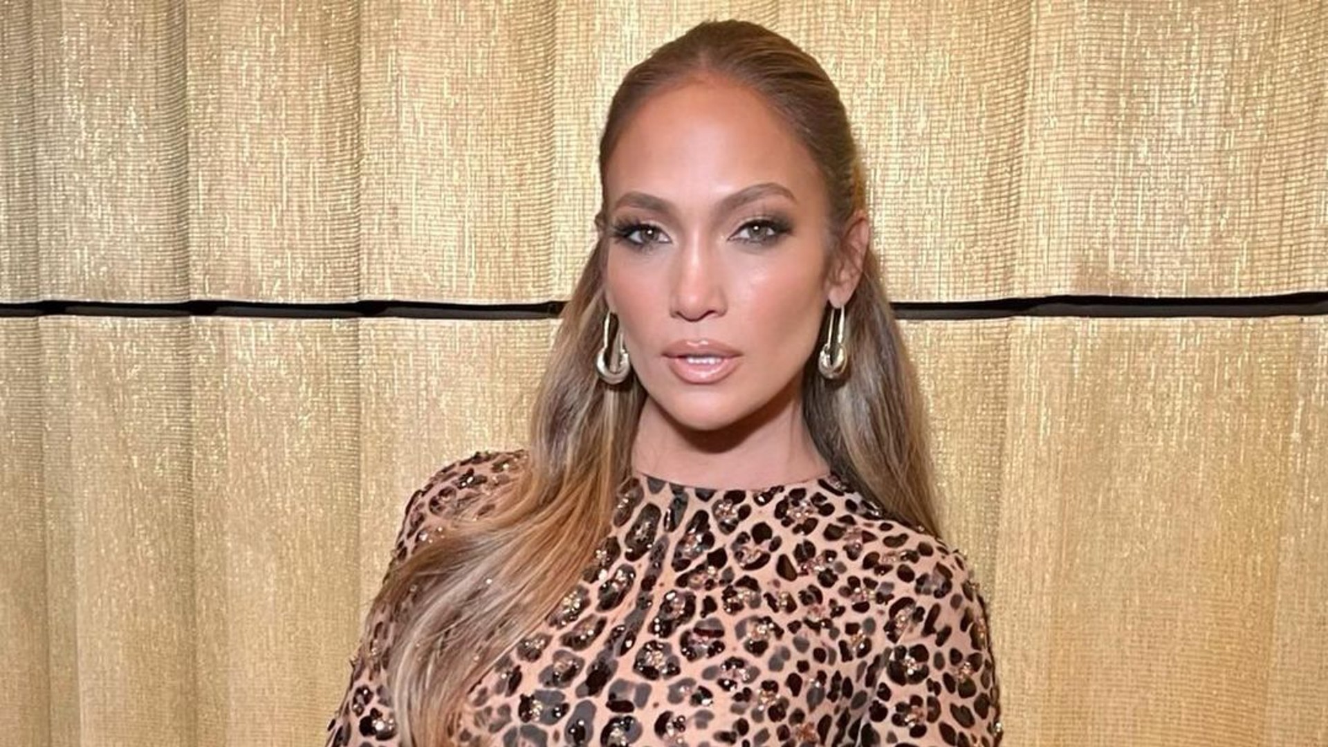 Aos 53 anos, Jennifer Lopez choca ao mostrar rosto sem maquiagem