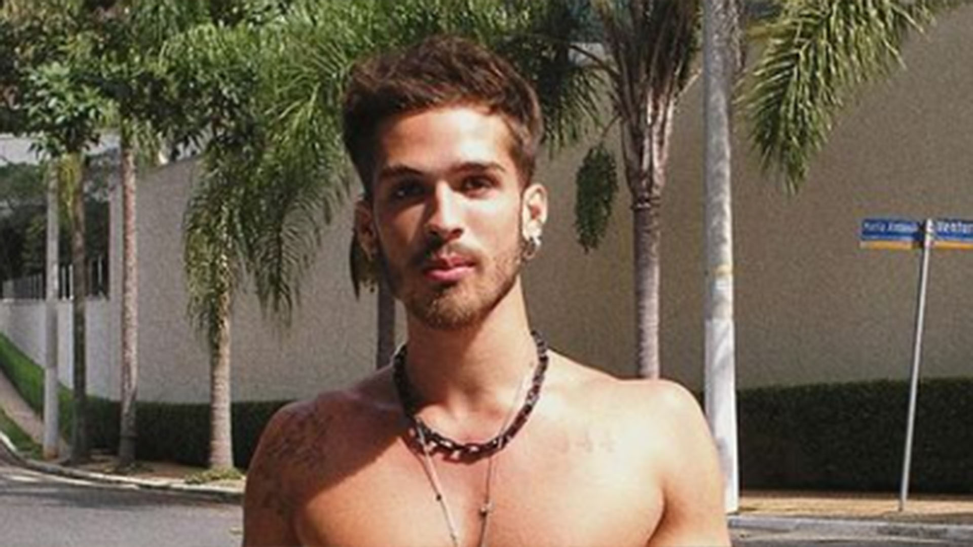 Com barba, João Guilherme tira a camisa e seduz os fãs: ‘Gato’