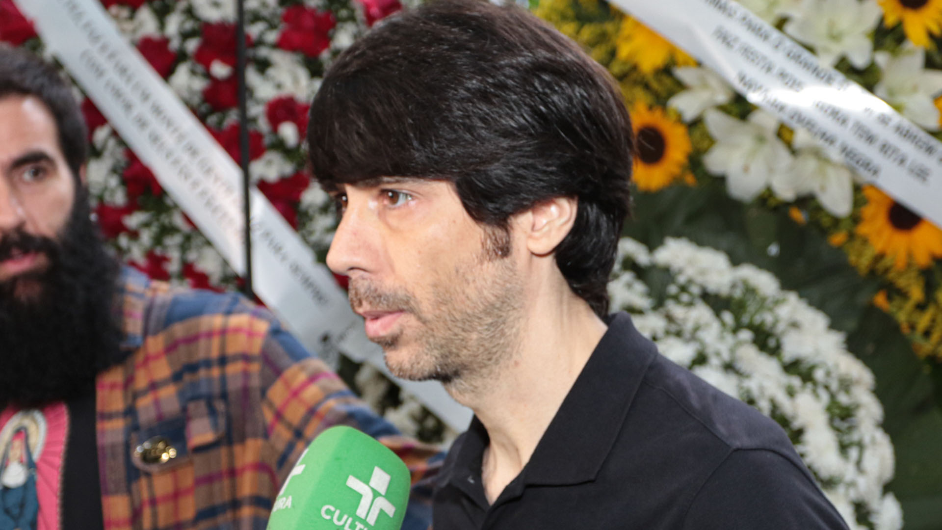 Filho de Rita Lee, João Lee vai ao velório da mãe: ‘Ela vai ser eterna’