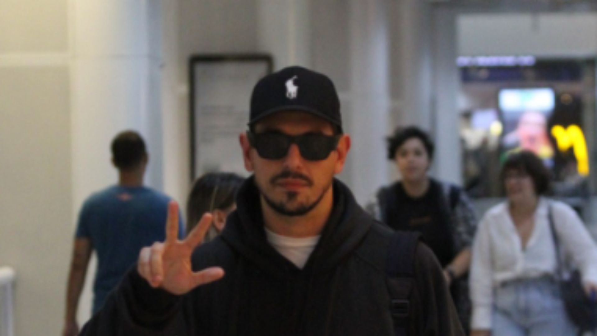 João Vicente de Castro aposta em aerolook com moletom caríssimo de grife luxuosa