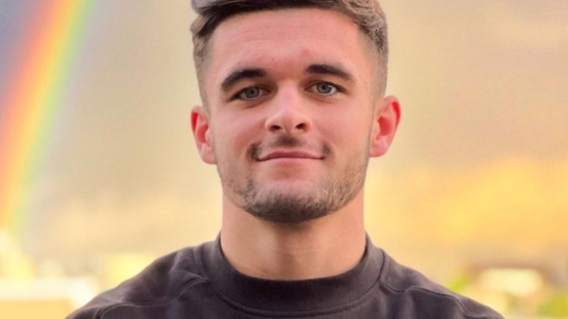 Jogador de futebol assume namoro com rapaz 28 anos mais velho: “Feliz”