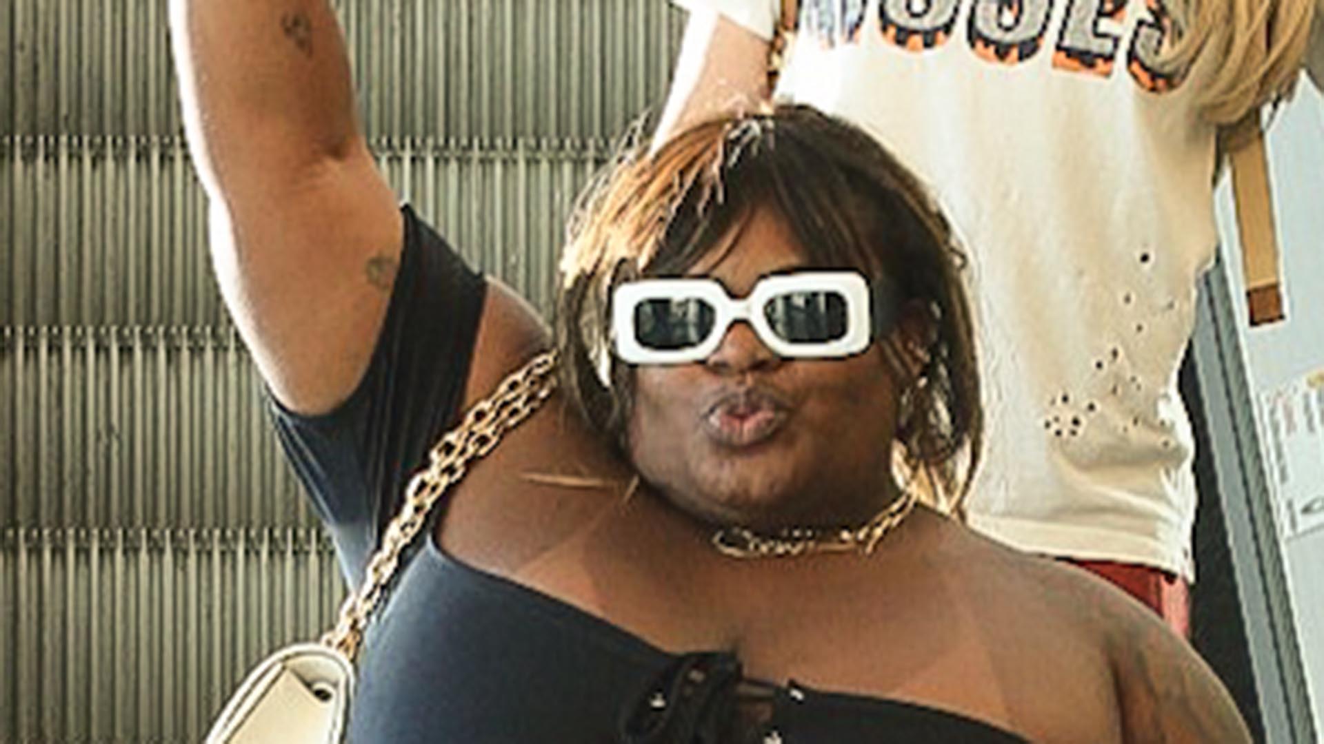 Jojo Todynho exibe sua beleza ao usar look colado ao corpo em passeio no shopping