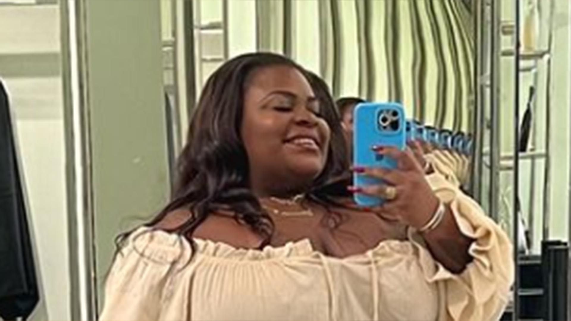 Jojo Todynho deixa a cintura de fora em look curtinho