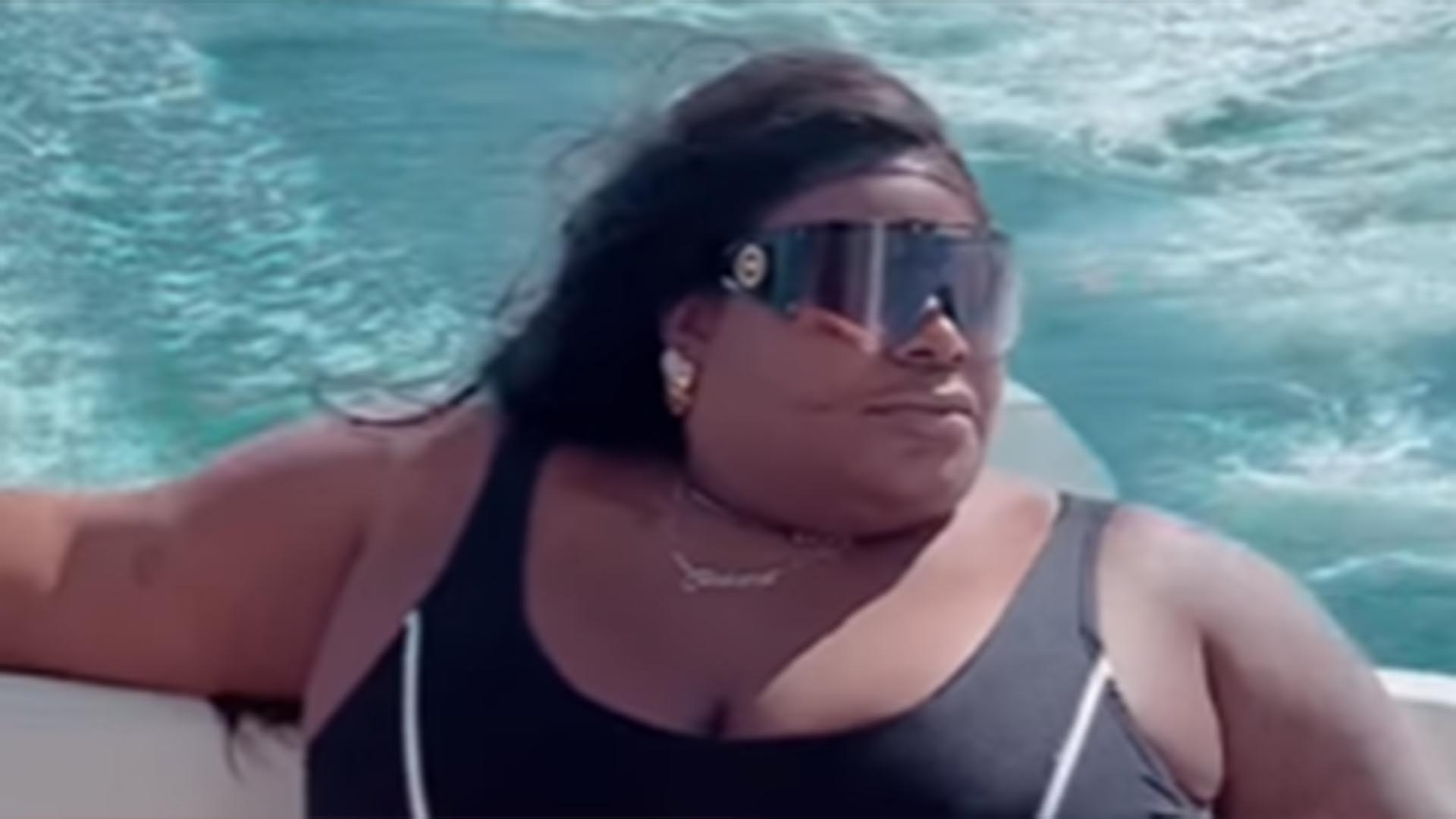 De top, Jojo Todynho exibe a barriga em passeio de lancha