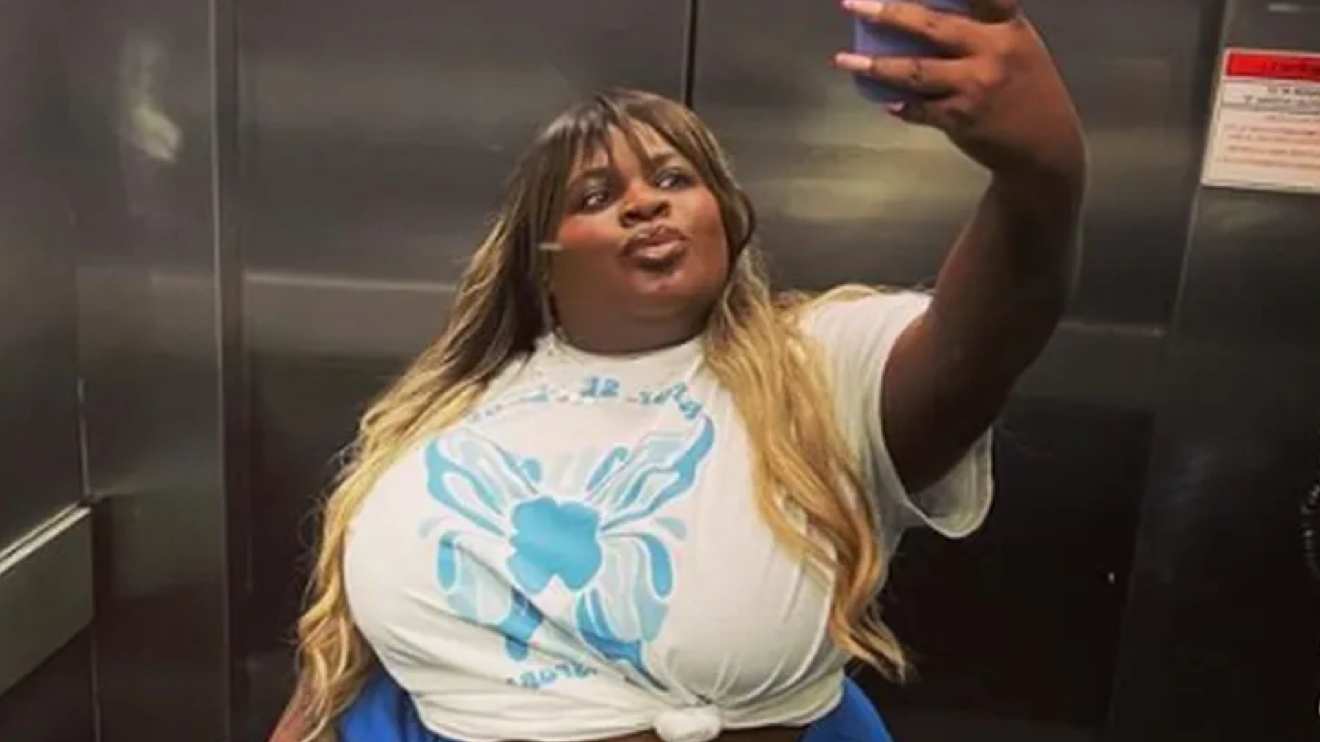 Mais magra, Jojo Todynho dá show de beleza ao posar em selfie no elevador
