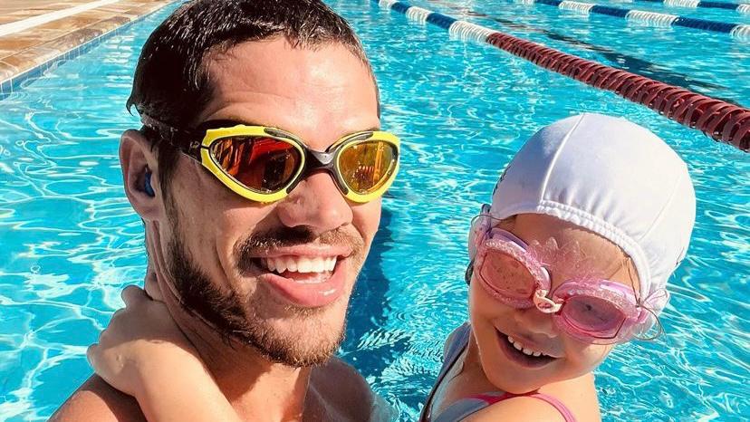 Pool Party: José Loreto mostra momento fofo na  natação com a filha, Bella