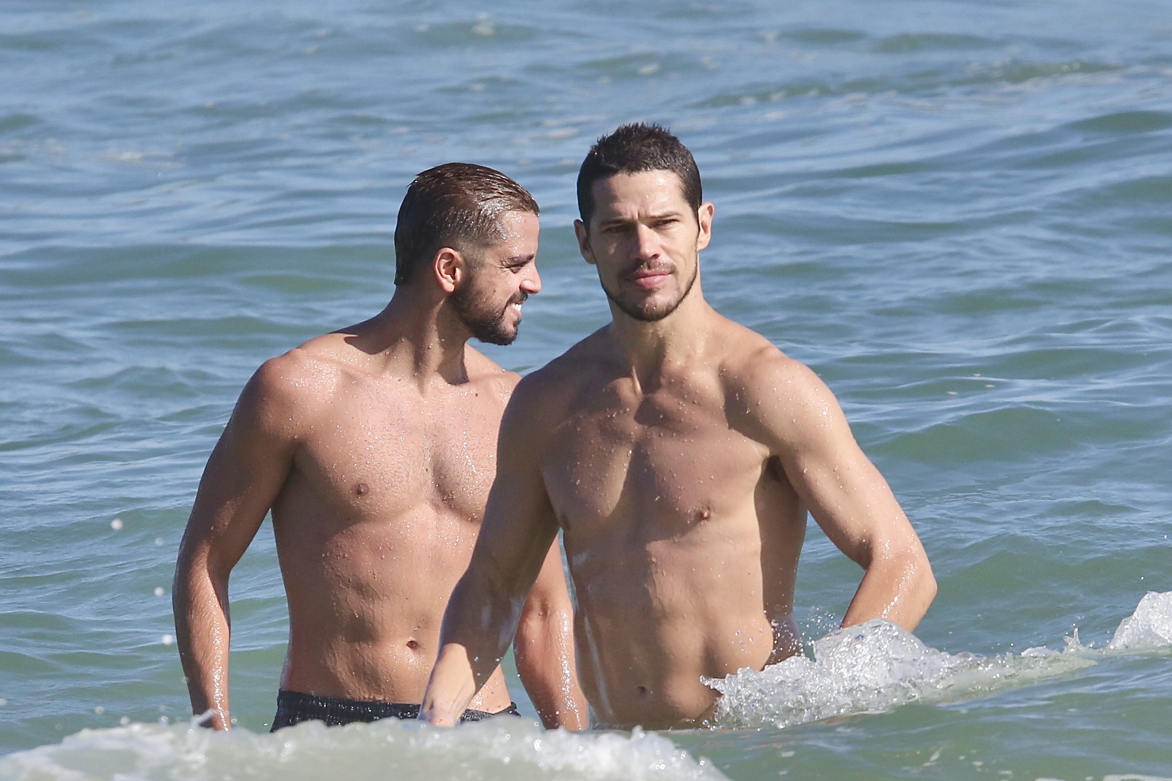 José Loreto curte sábado na praia com o amigo, o ator Rodrigo Simas
