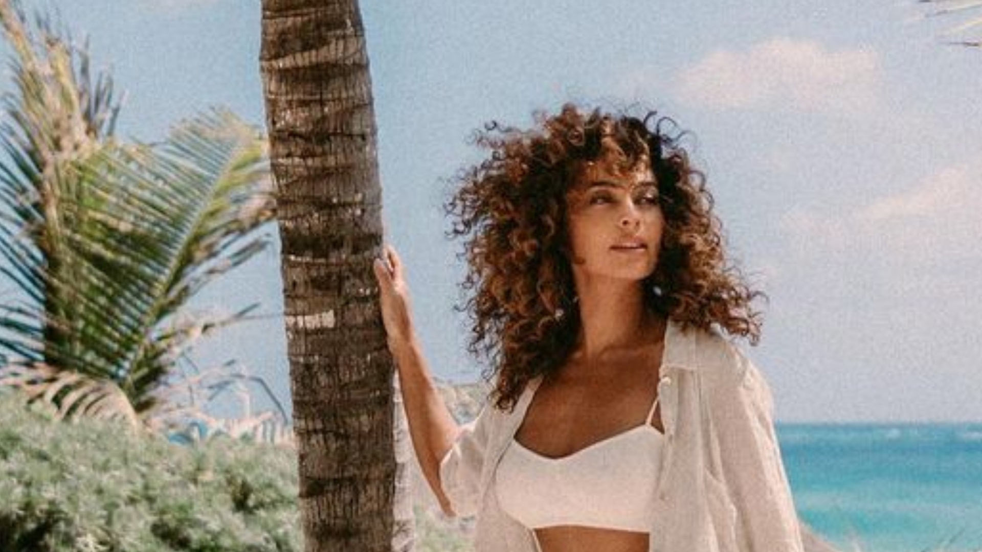 Juliana Paes rouba a cena em cenário paradisíaco ao surgir de biquíni: ‘Perfeita’