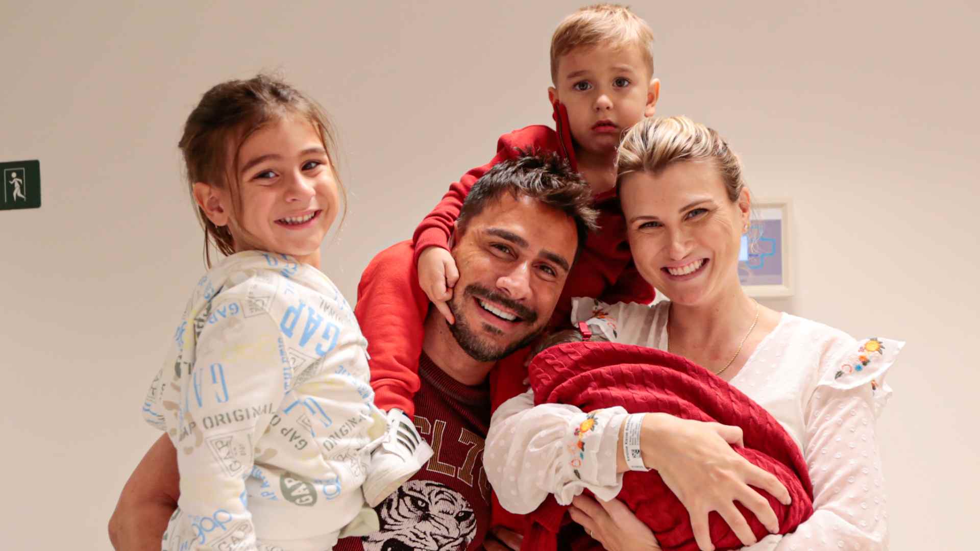 Julio Rocha e Karoline Kleine deixam a maternidade com a filha recém-nascida