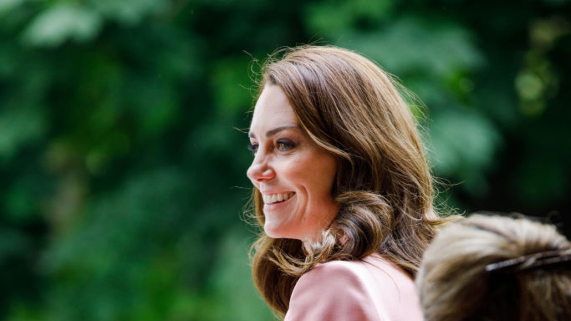 Kate Middleton comparece a novas visitas reais com look colorido elegante