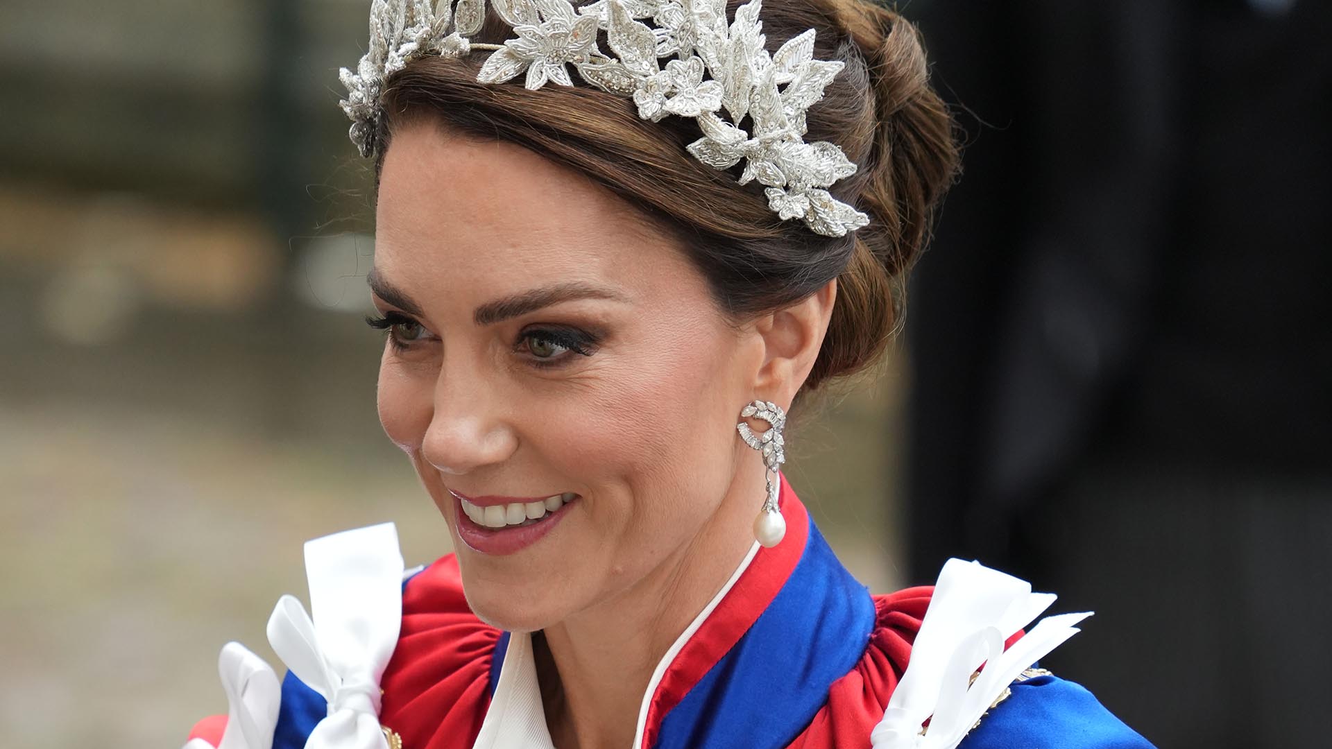 Kate Middleton quebra tradição da realeza com detalhe do look na coroação do Rei Charles III