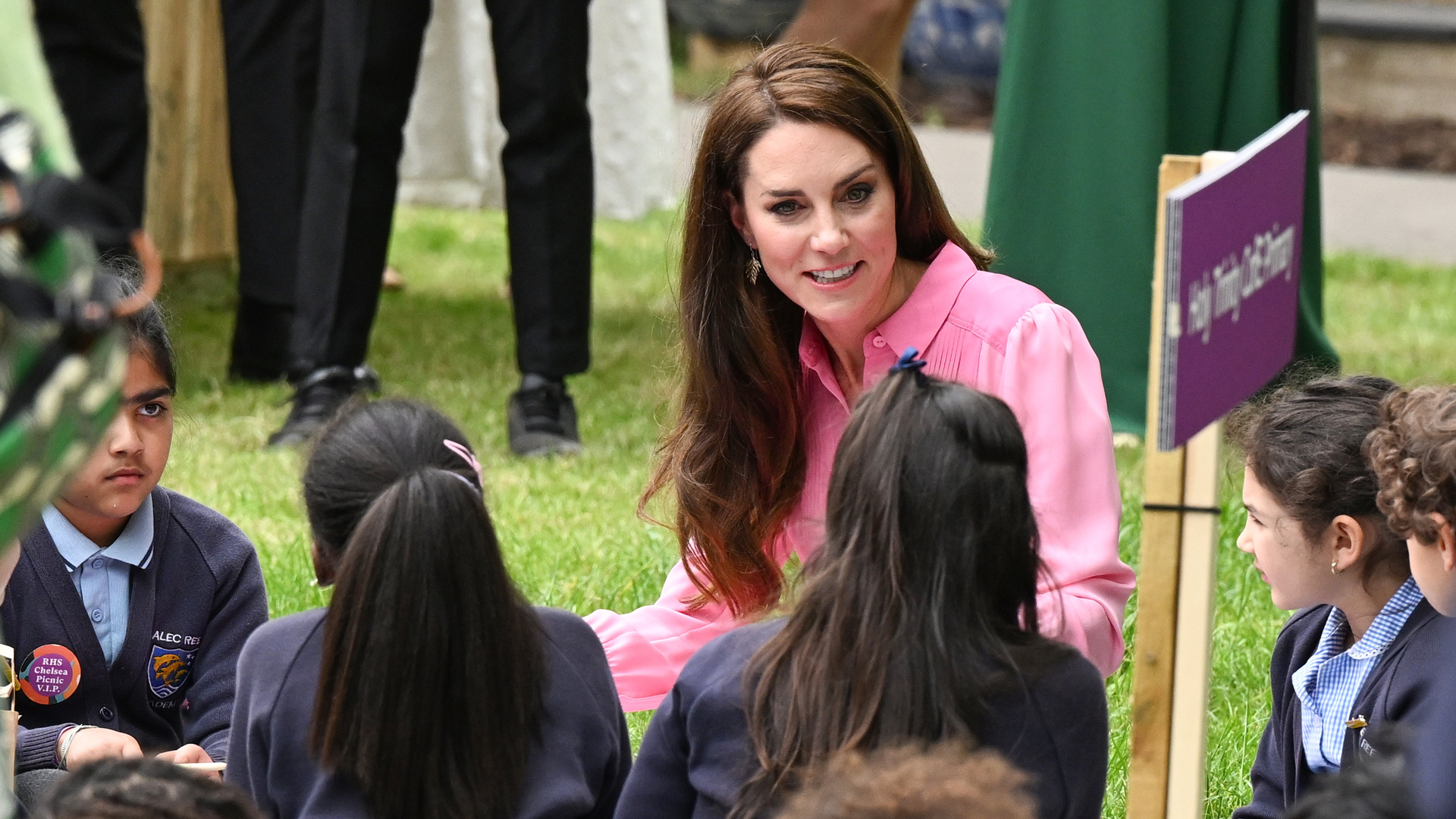 Kate Middleton elege vestido deslumbrante para comparecer a um piquenique