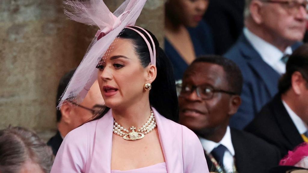 Katy Perry reage a momento engraçado durante a coroação de rei Charles III