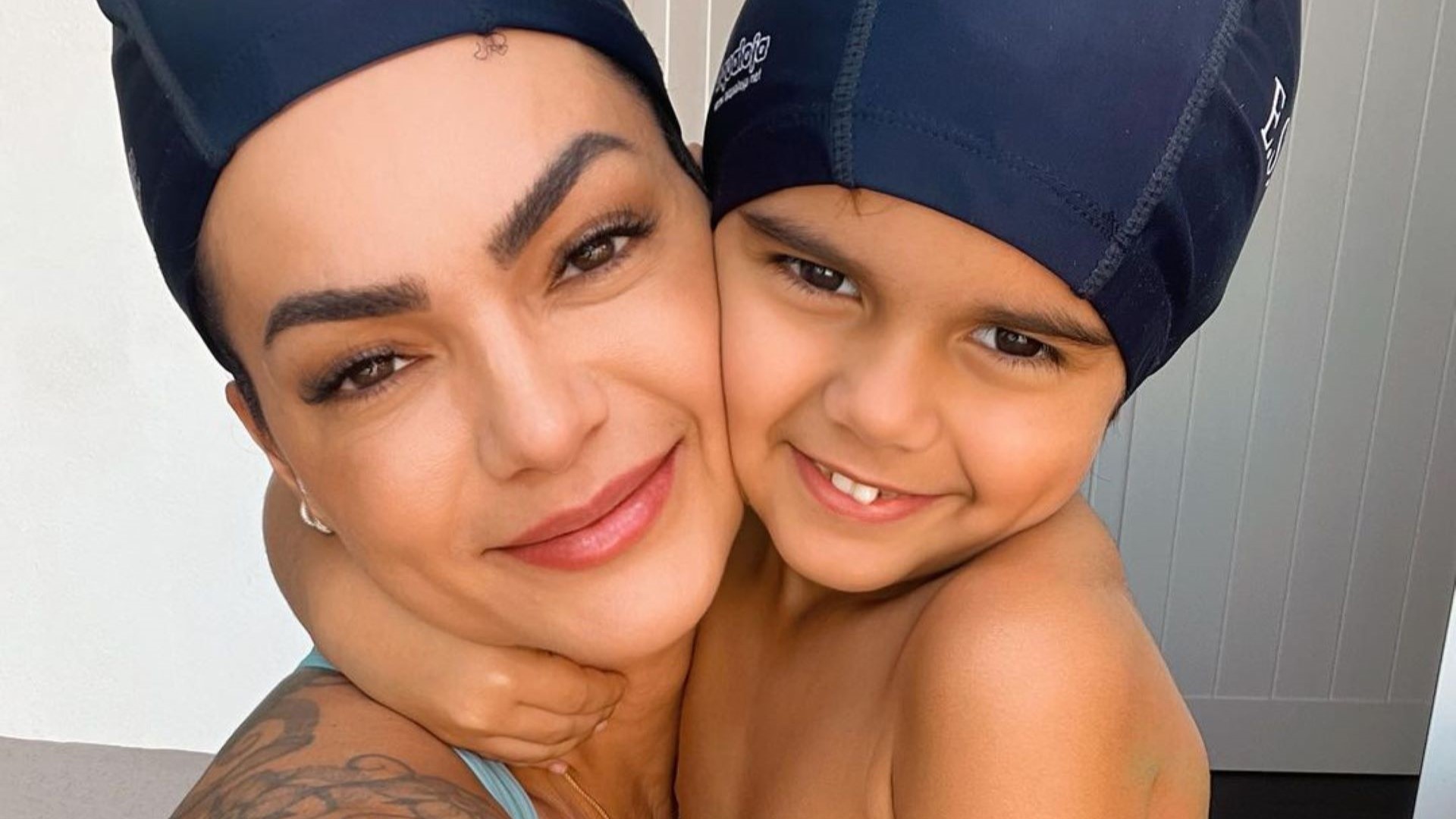Kelly Key se emociona ao passar comemoração do dia das mães na escola do filho