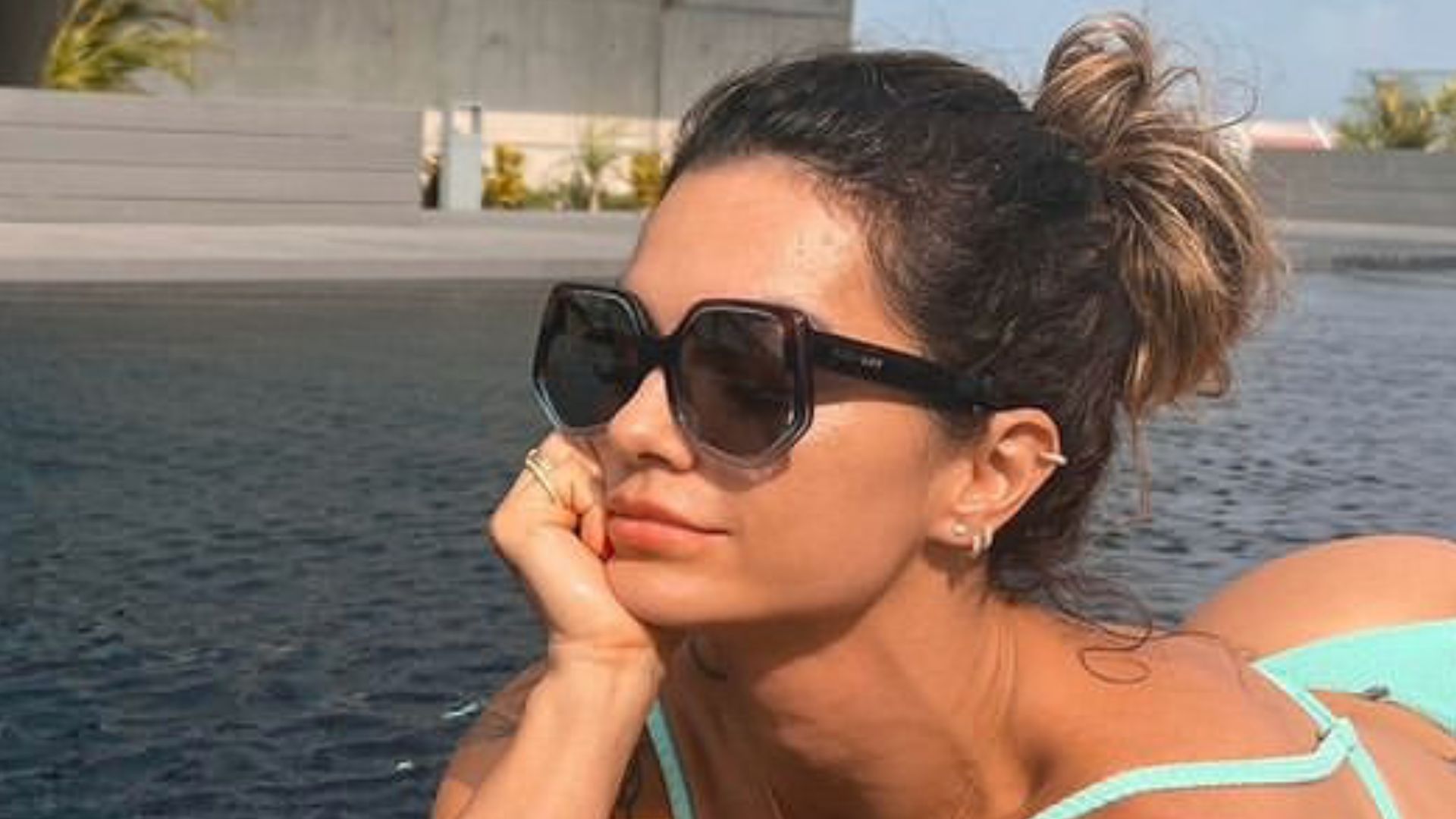 Kelly Key posa de biquíni minúsculo na piscina imensa de sua mansão: “Musa!”
