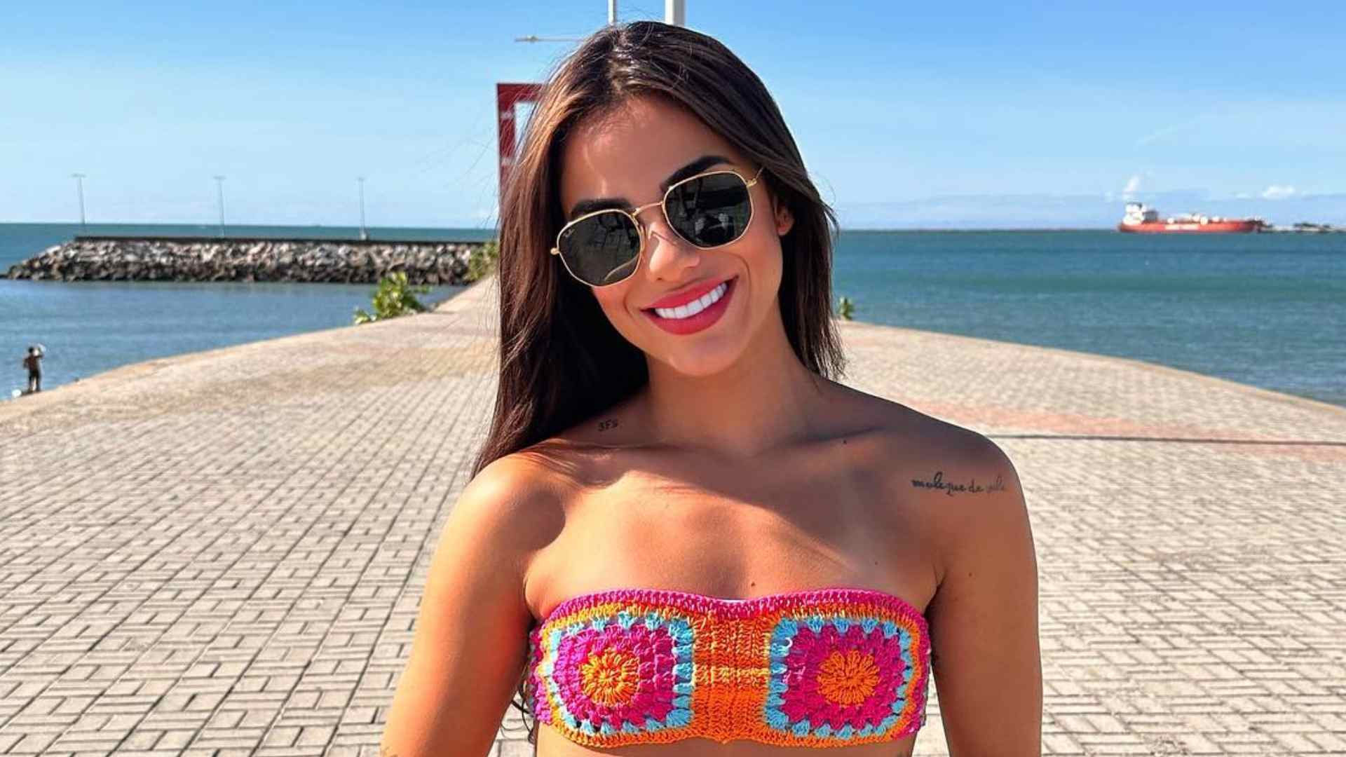 Ex-BBB Key Alves exibe corpo escultural ao surgir de top e shorts de crochê durante passeio: “Gata”