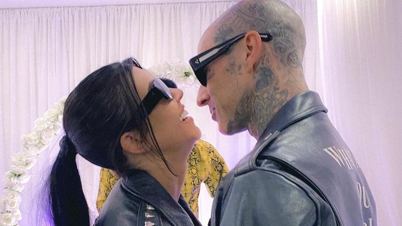 Kourtney Kardashian e Travis Barker celebram primeiro ano de casados