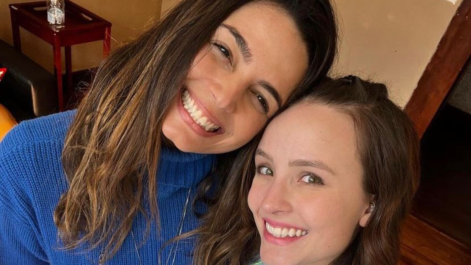 Larissa Manoela surge ao lado de Emanuelle Araújo em bastidores de novo filme