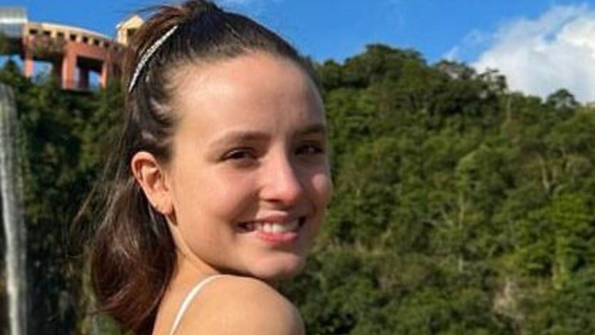 Larissa Manoela ultrapassa os limites da beleza ao posar com vestido branco