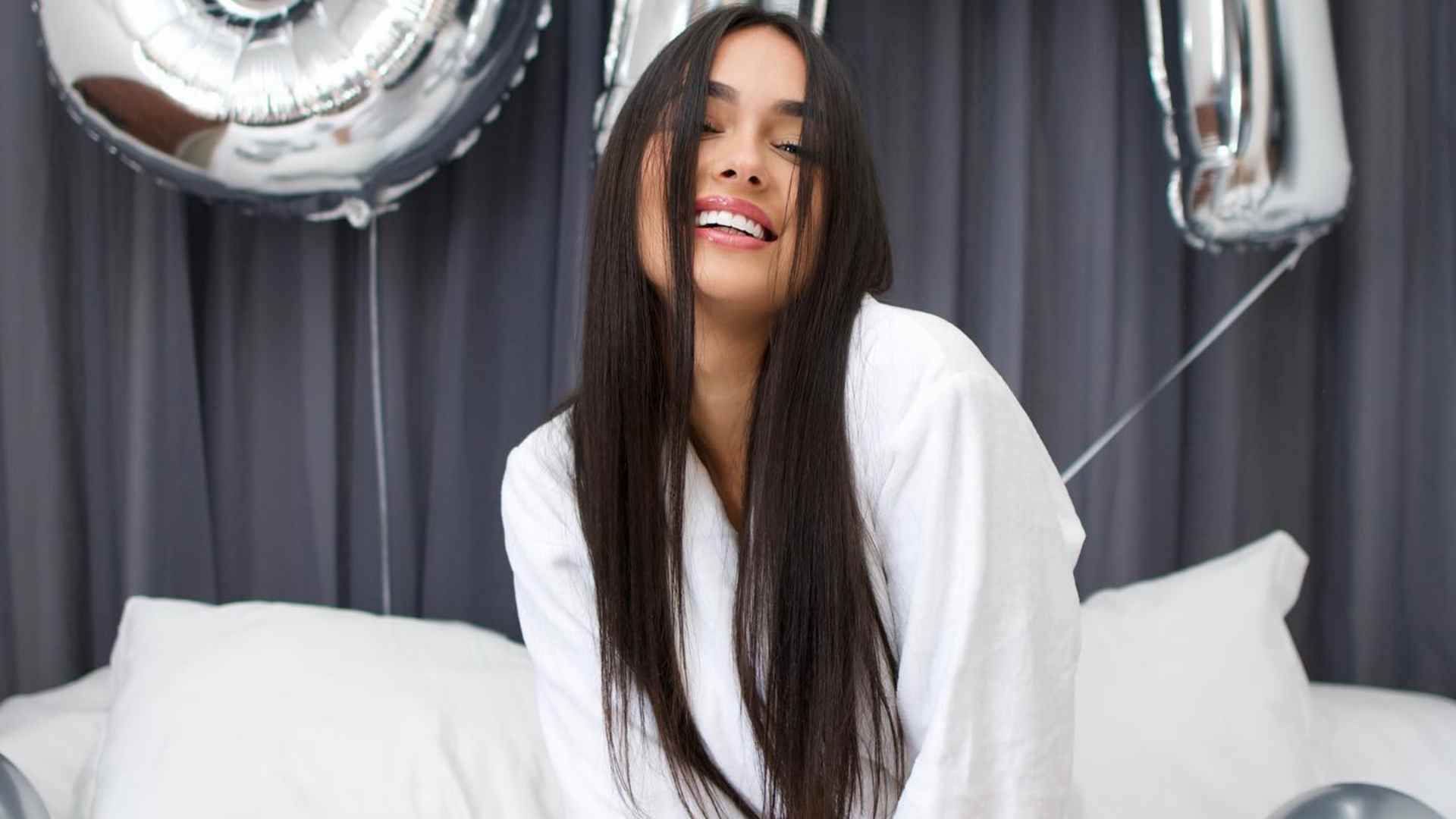 Só de roupão, ex-BBB Larissa Santos faz agradecimento ao conquistar novos seguidores: “Grata”