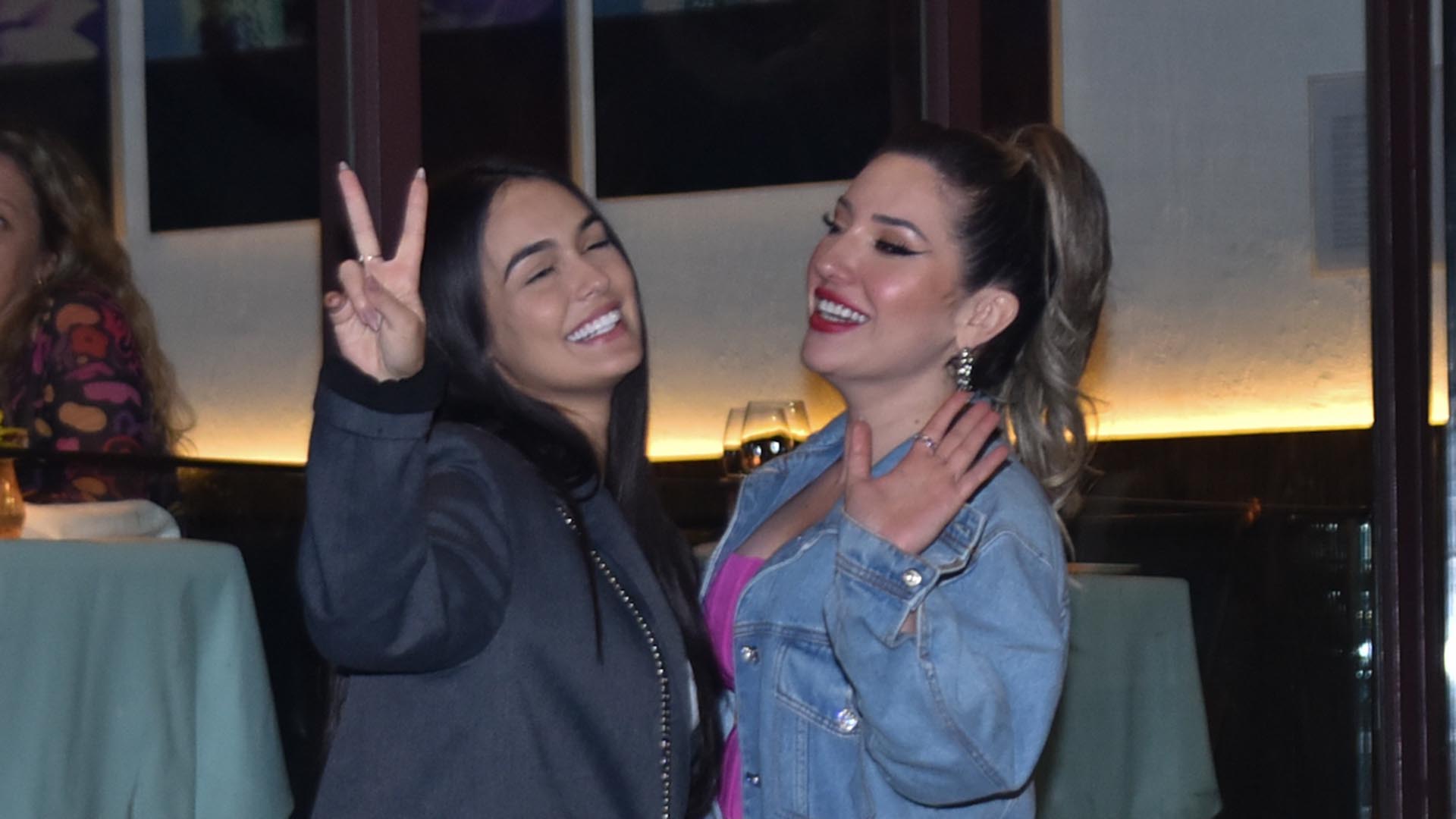 Ex-BBBs Larissa e Amanda curtem noitada juntas em São Paulo
