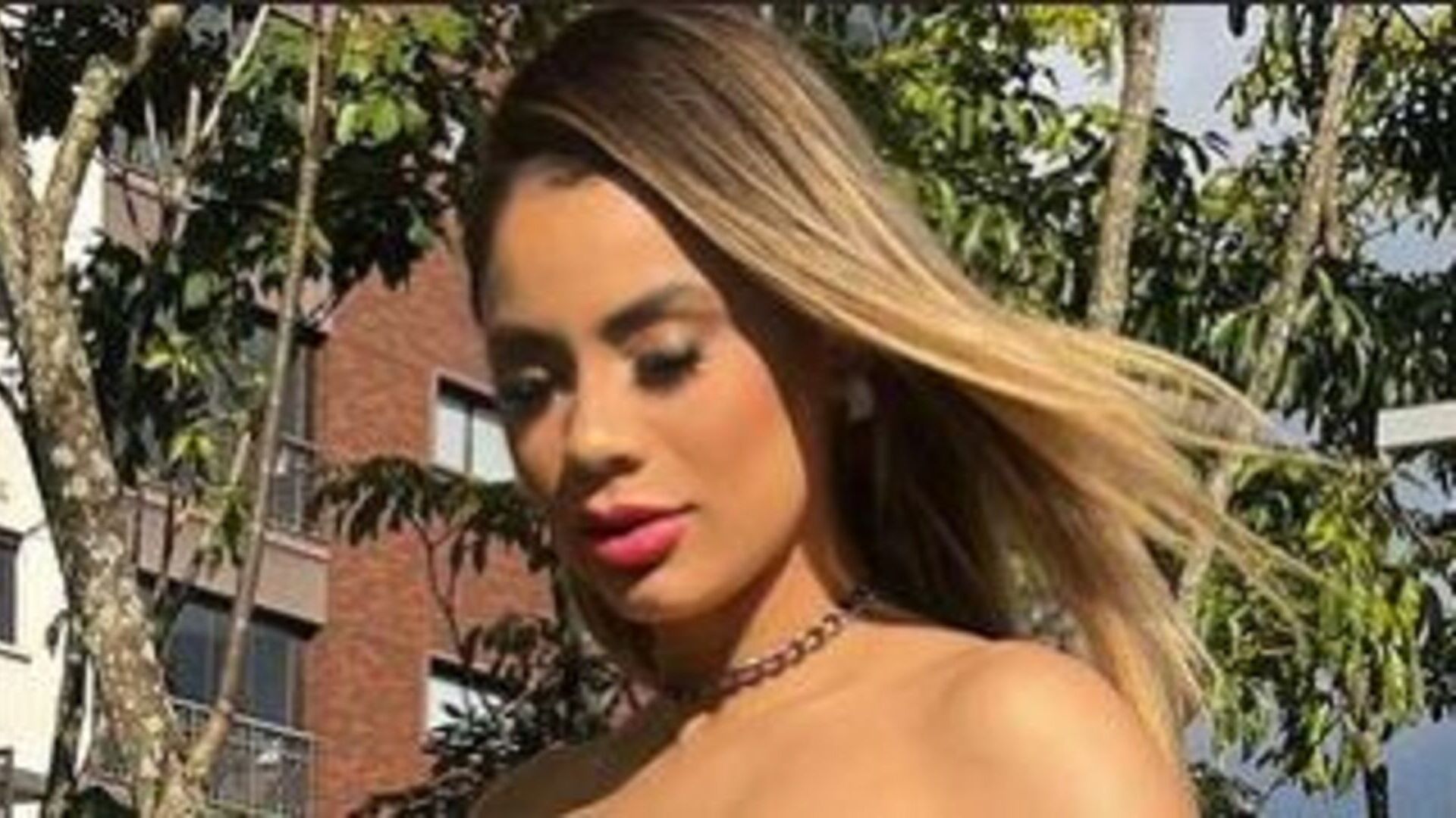 Lexa causa comoção nas redes sociais ao posar com vestido curtinho