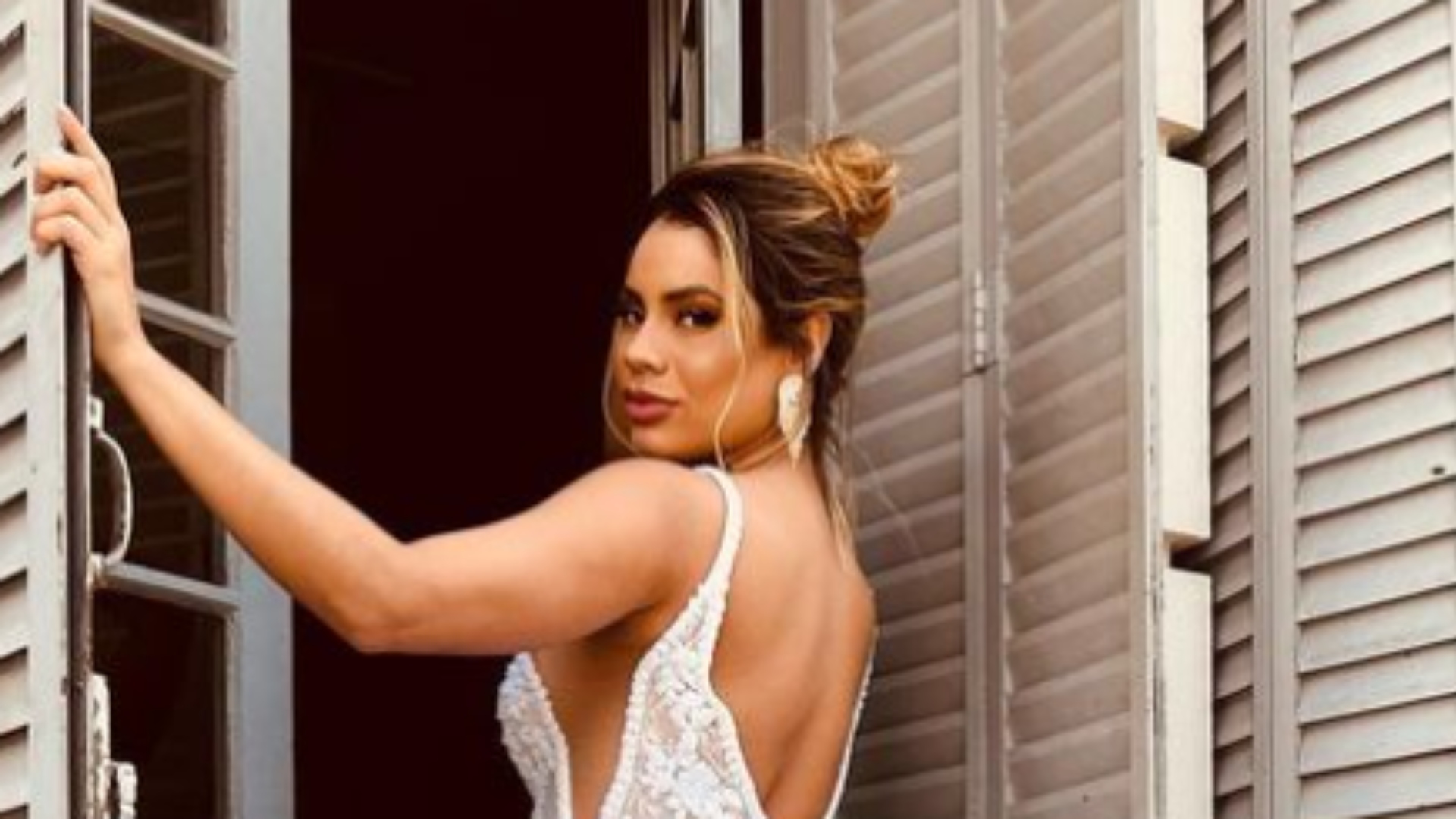 Lexa deixa internautas intrigados ao compartilhar ensaio com vestido de noiva