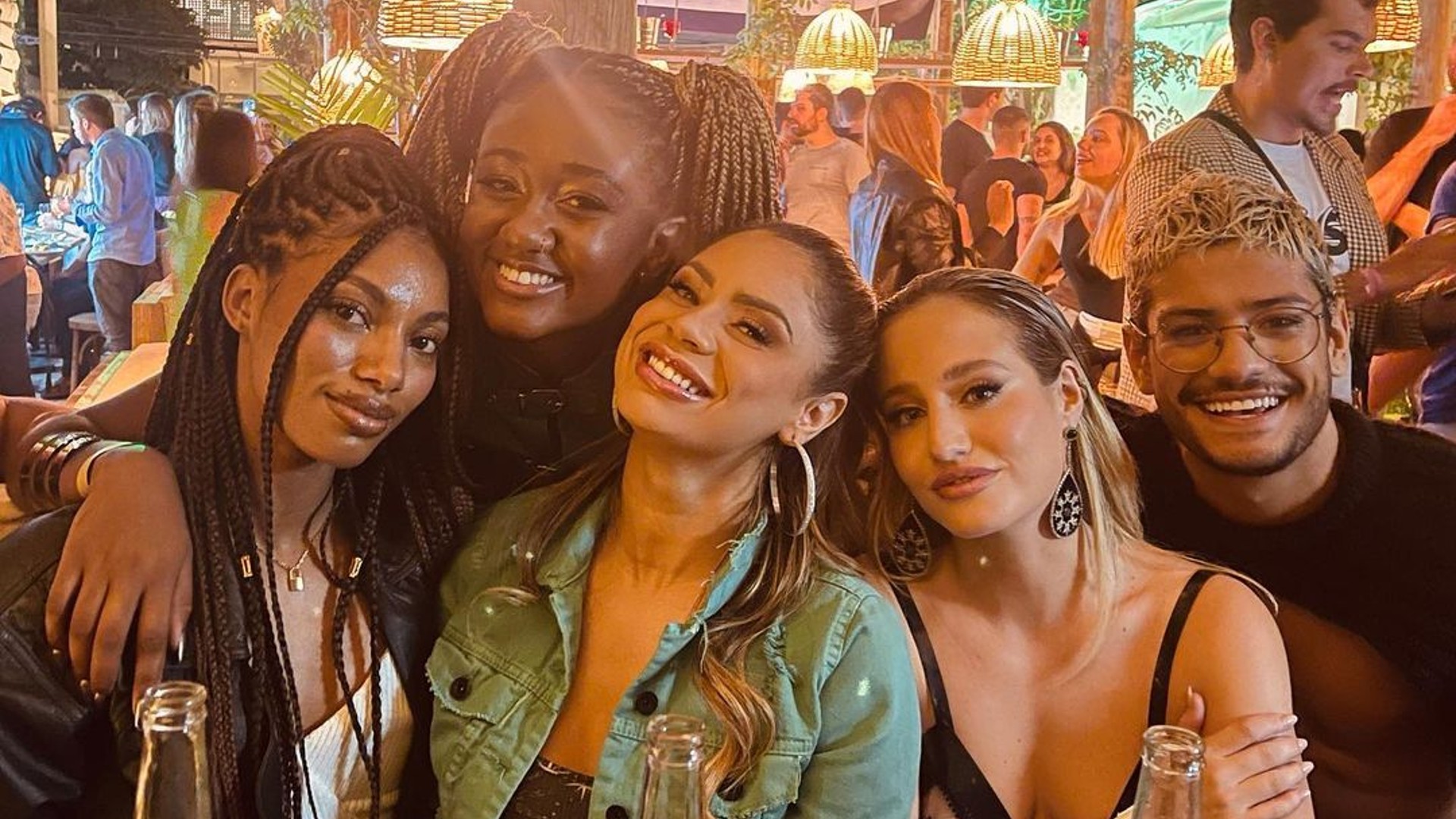 Lexa janta com ex-BBBs da edição de MC Guimê: “Apaixonada”