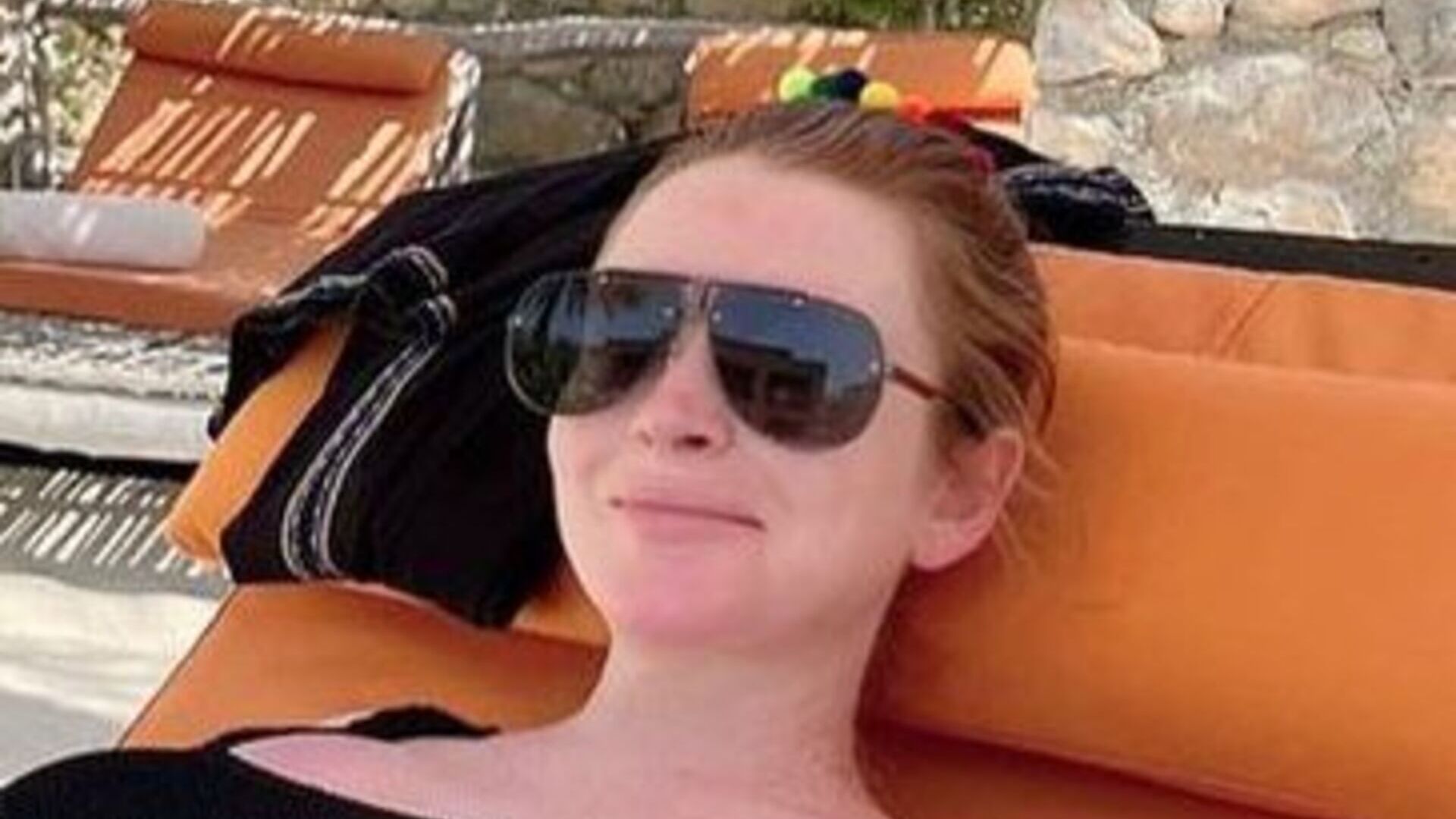 Lindsay Lohan surpreende ao exibir barriga de grávida usando maiô