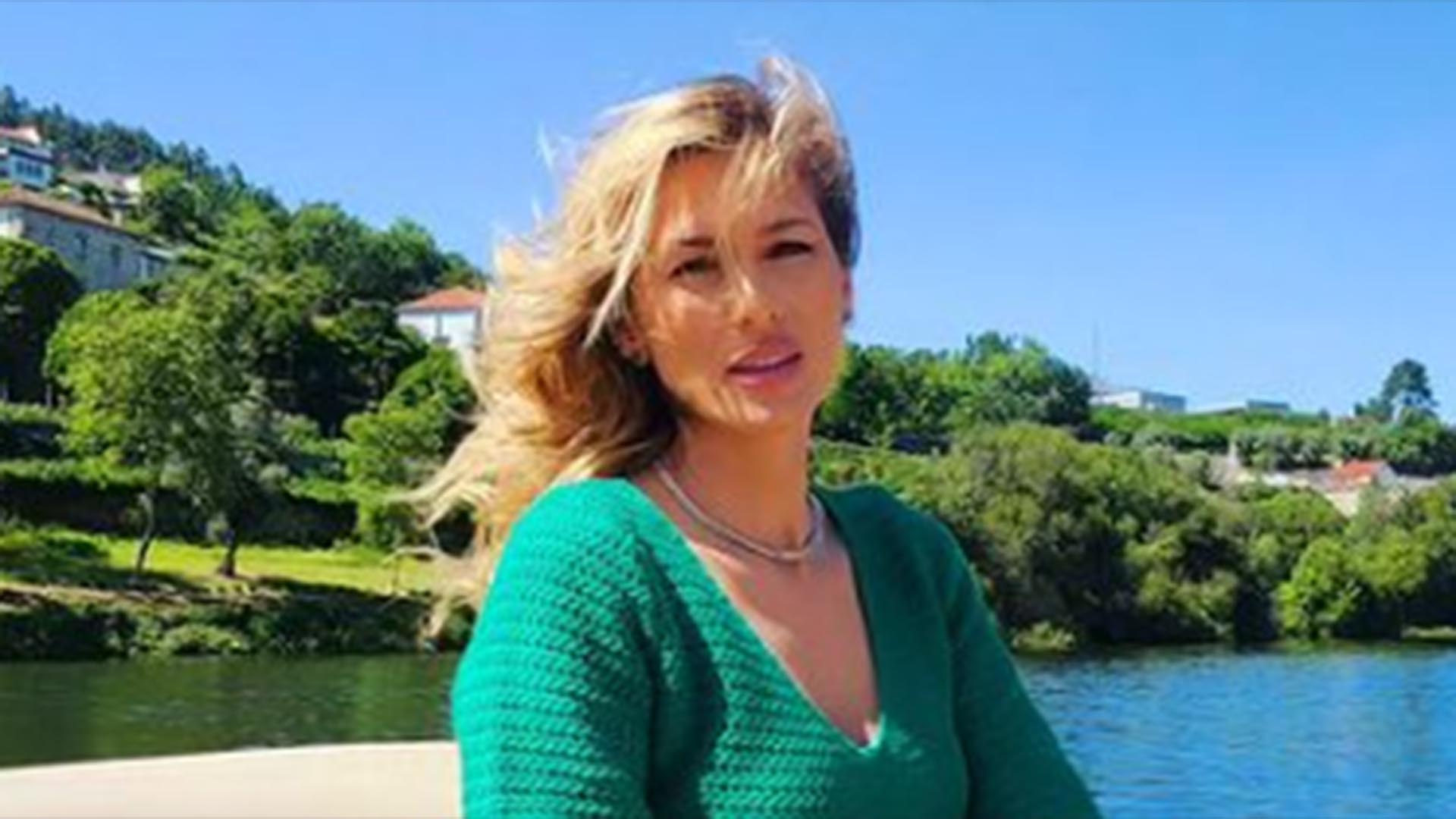 Lívia Andrade exibe as pernas torneadas em look curtinho durante viagem
