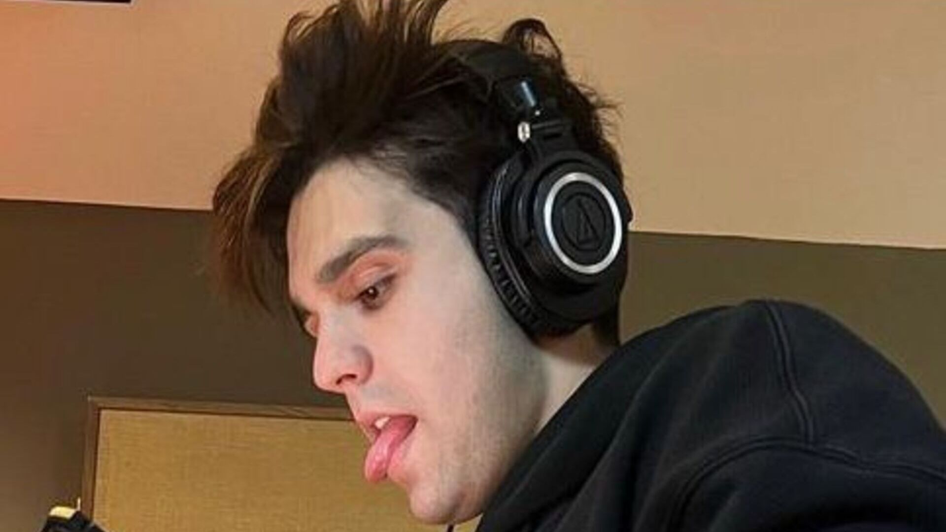 Luan Santana causa comoção nas redes sociais ao publicar foto inusitada em estúdio