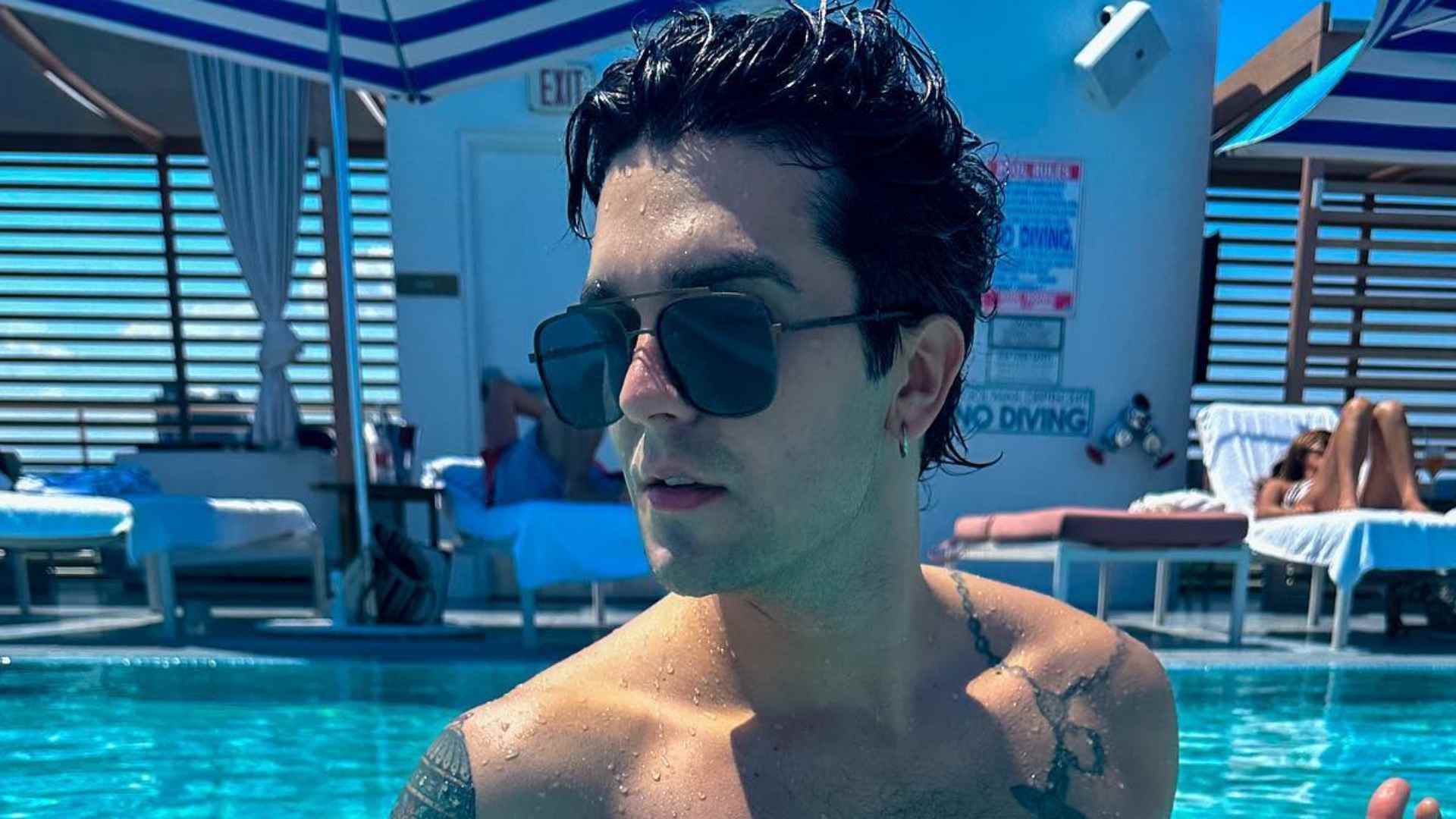 Sem camisa, Luan Santana chama atenção ao exibir corpo definido em foto na piscina: “Perfeito”