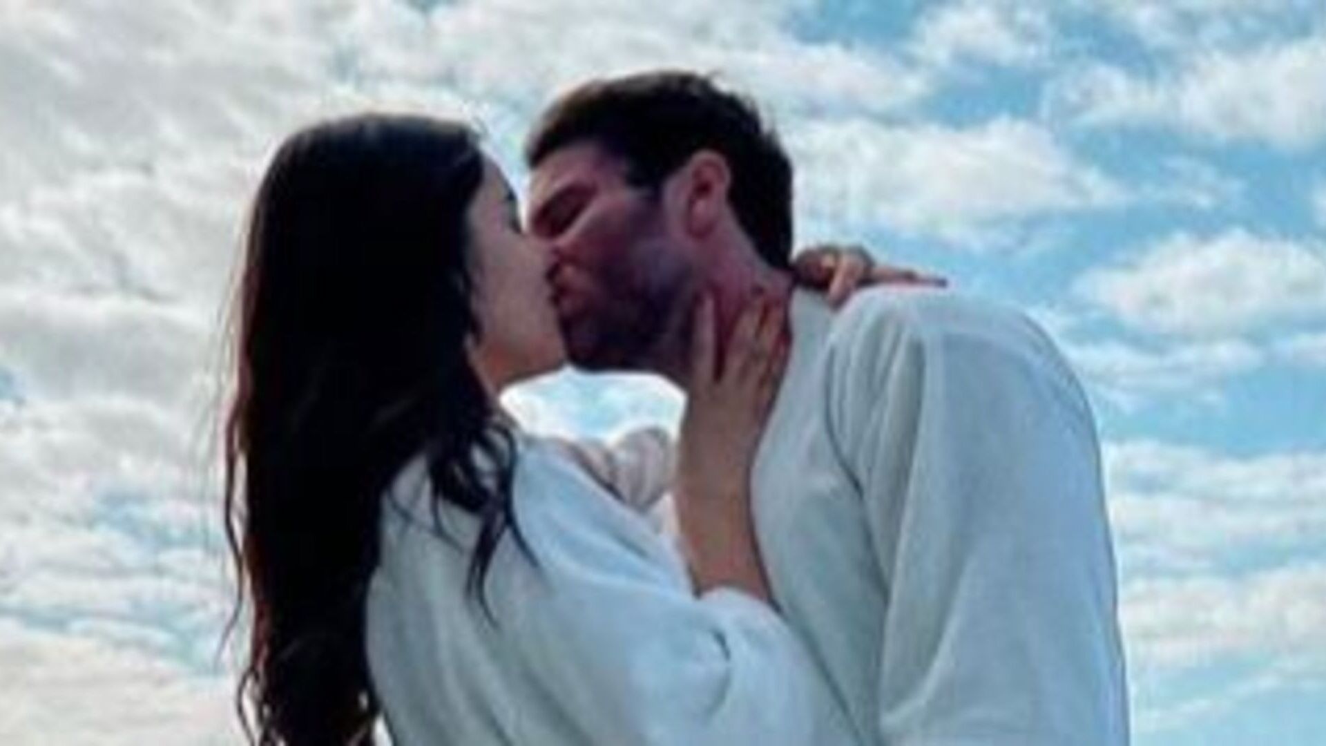 Lucas Bissoli e Eslovênia Marques causam comoção nas redes sociais ao posarem na banheira