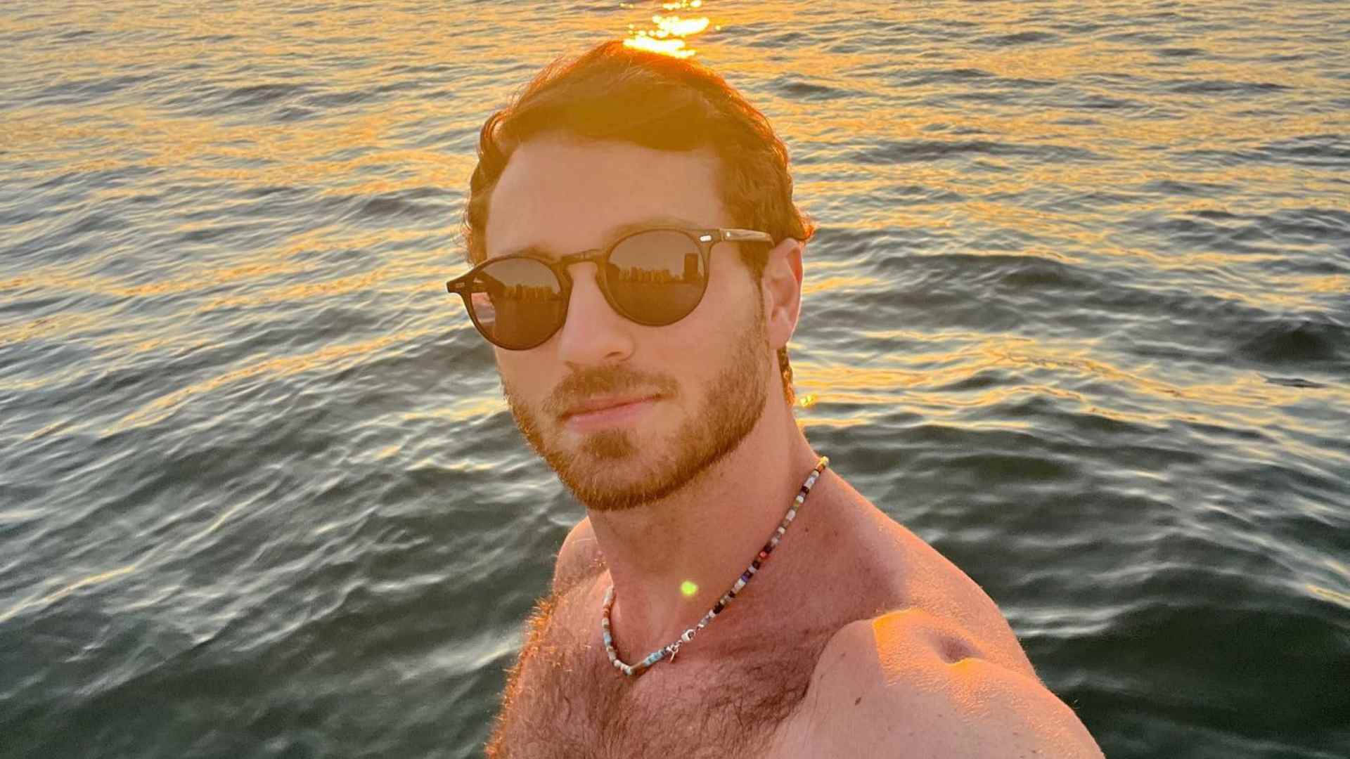 Sem camisa, ex-BBB Lucas Bissoli exibe corpo musculoso em dia de praia: “Perfeição”