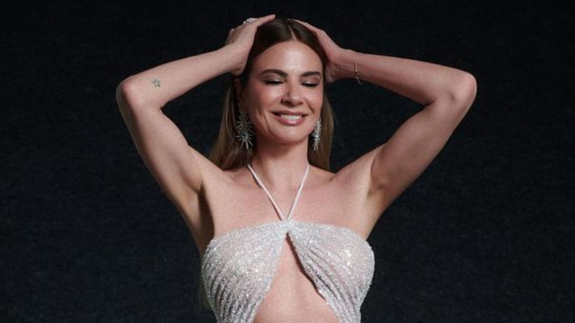 De barriga de fora, Luciana Gimenez arrasa no aniversário de Naomi Campbell
