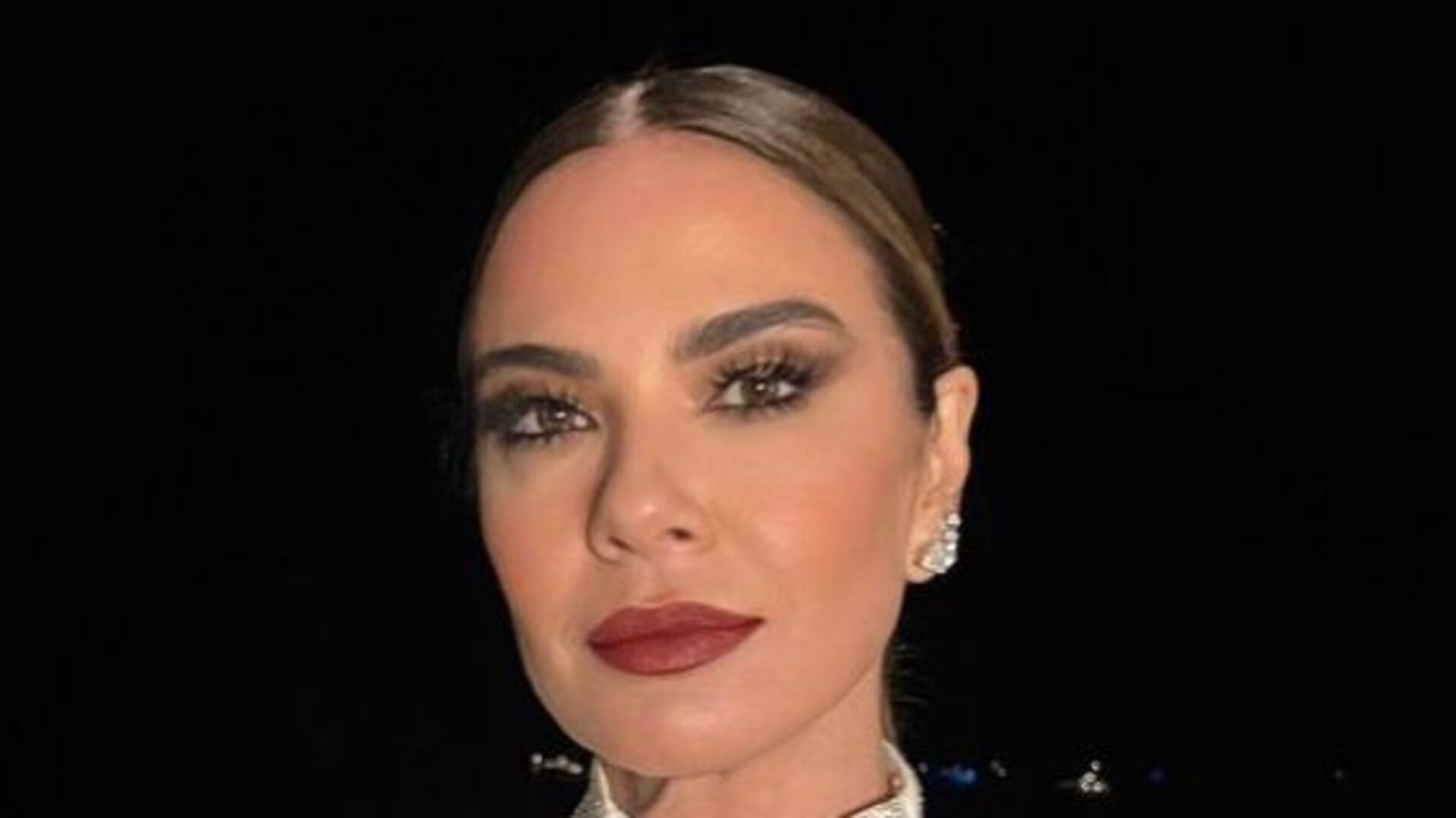 Luciana Gimenez causa comoção ao posar com look curtinho em Cannes
