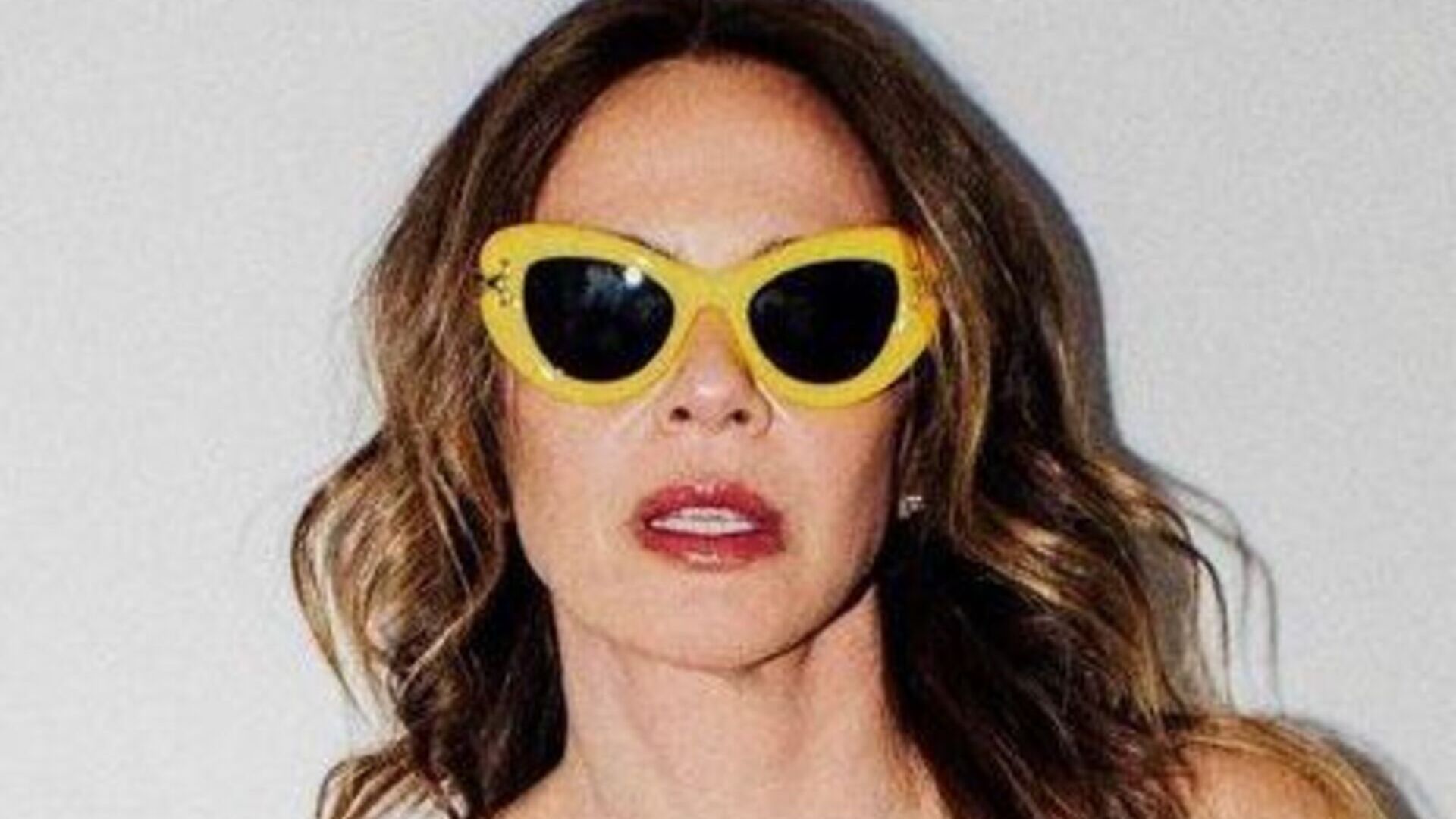 Luciana Gimenez ultrapassa limites da beleza ao posar com vestido curtinho